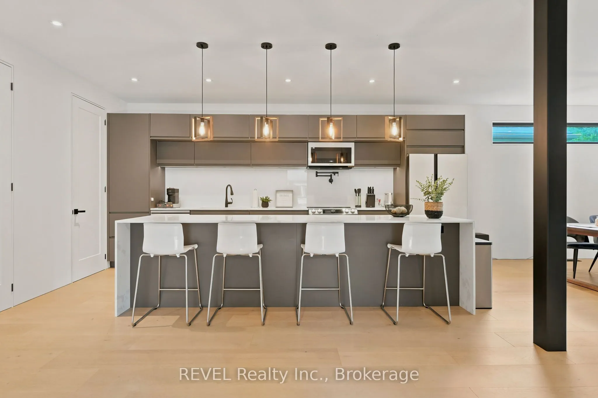 81 Mackenzie King Avenue