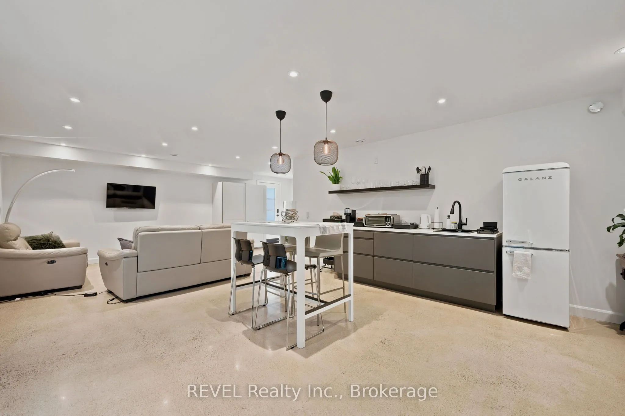 81 Mackenzie King Avenue