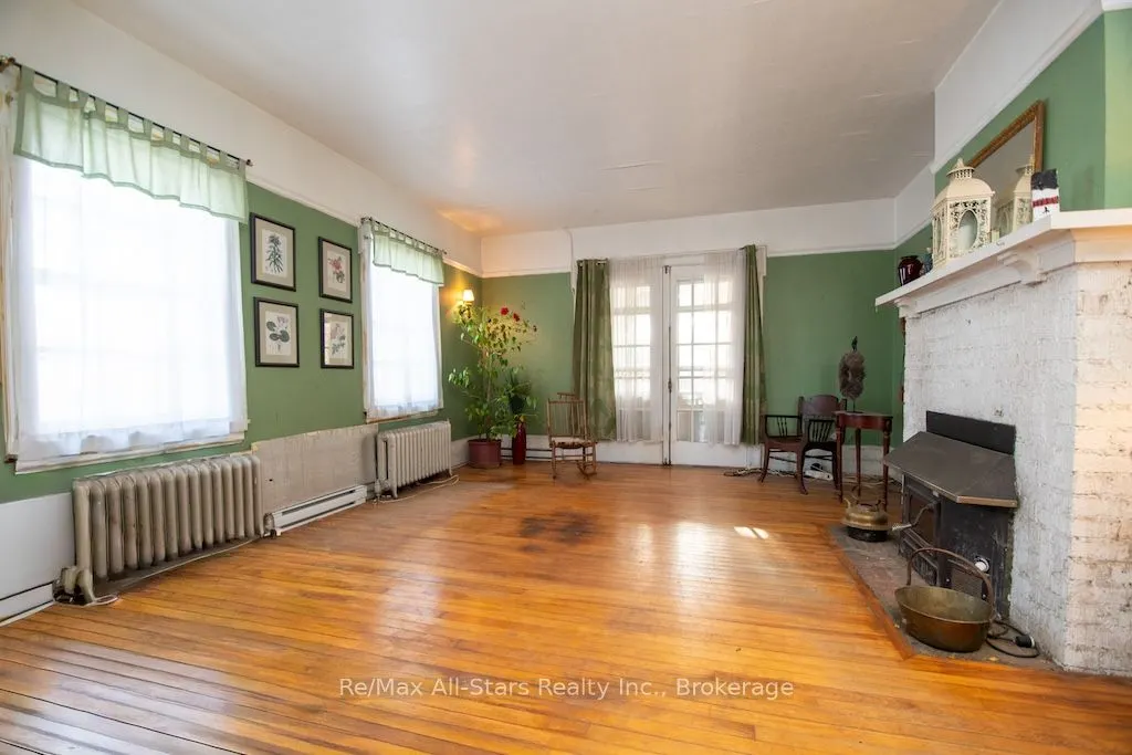 173 Lindsay Street S