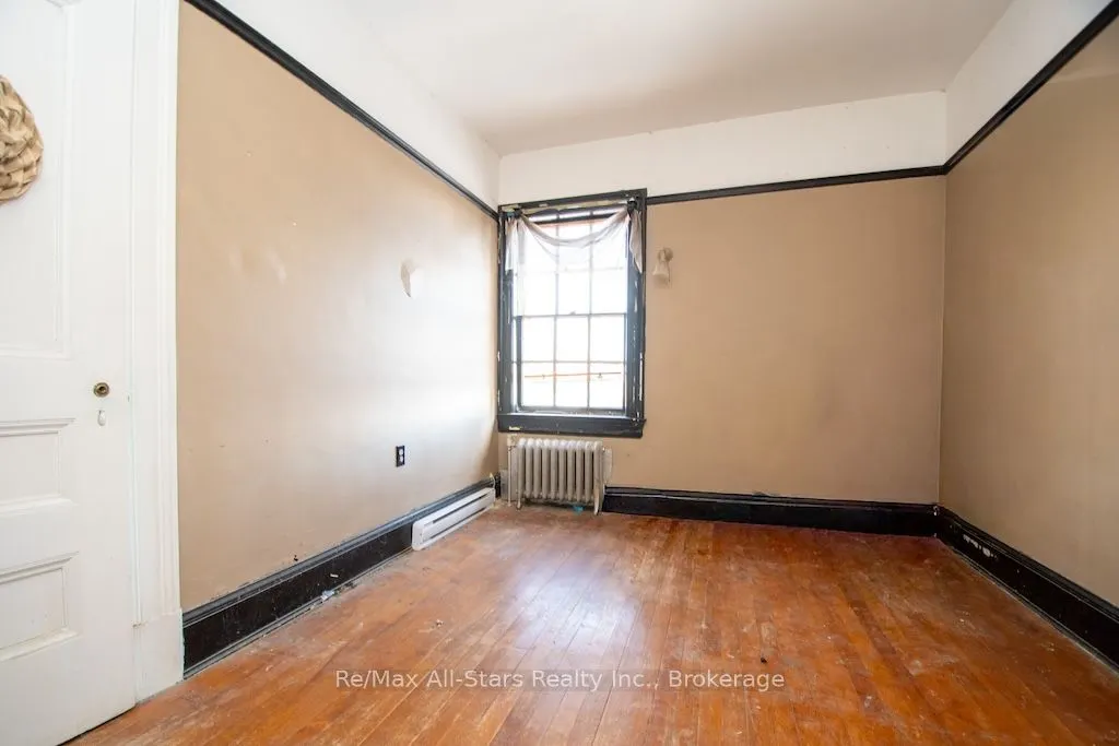 173 Lindsay Street S