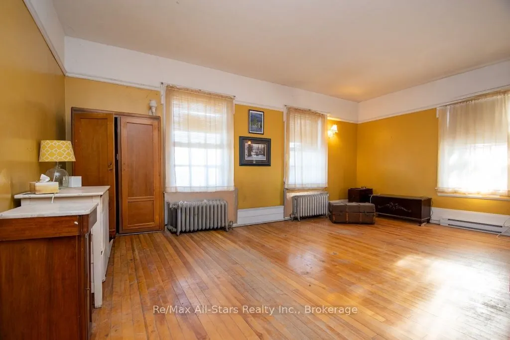 173 Lindsay Street S
