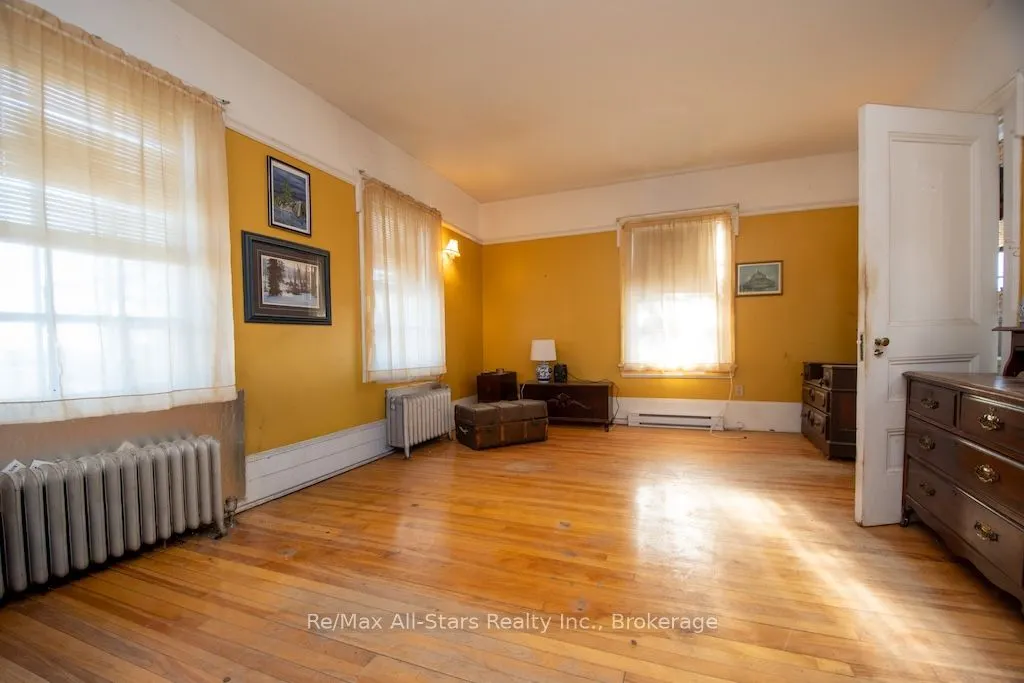173 Lindsay Street S