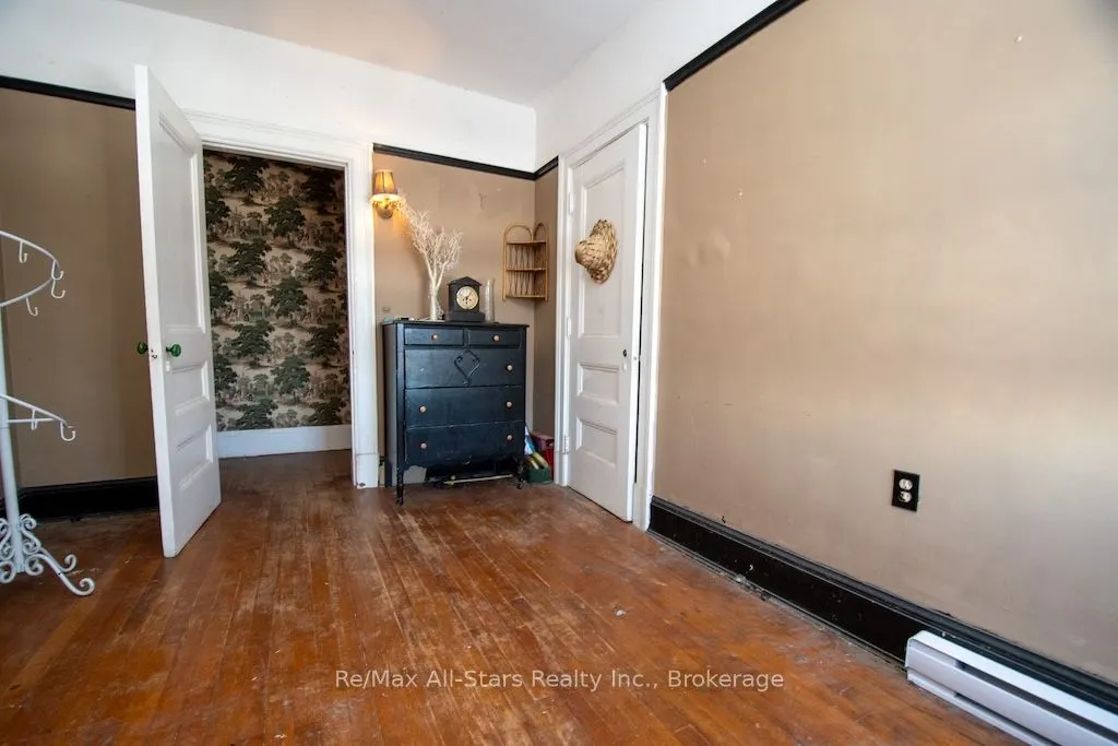 173 Lindsay Street S