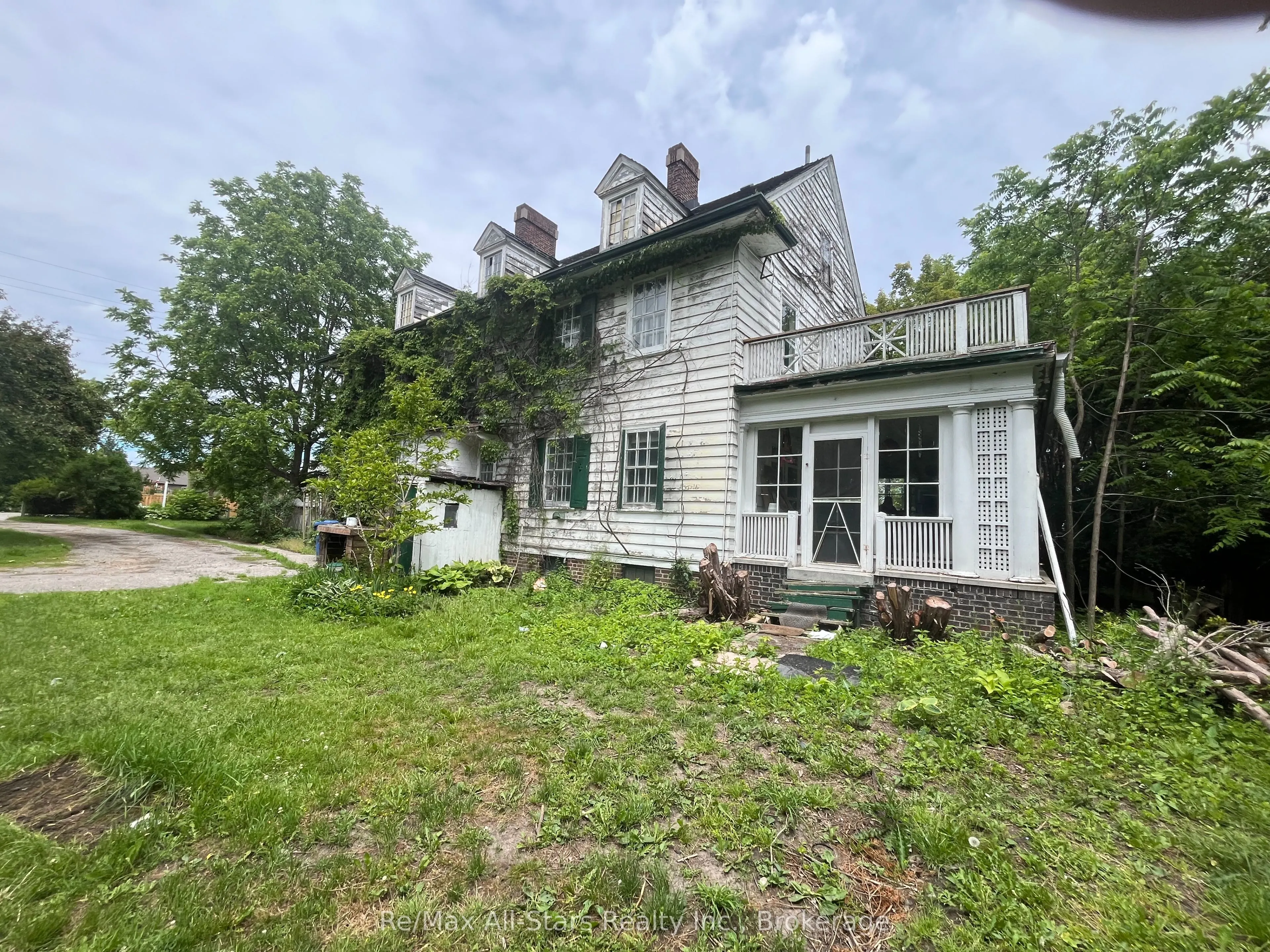 173 Lindsay Street S