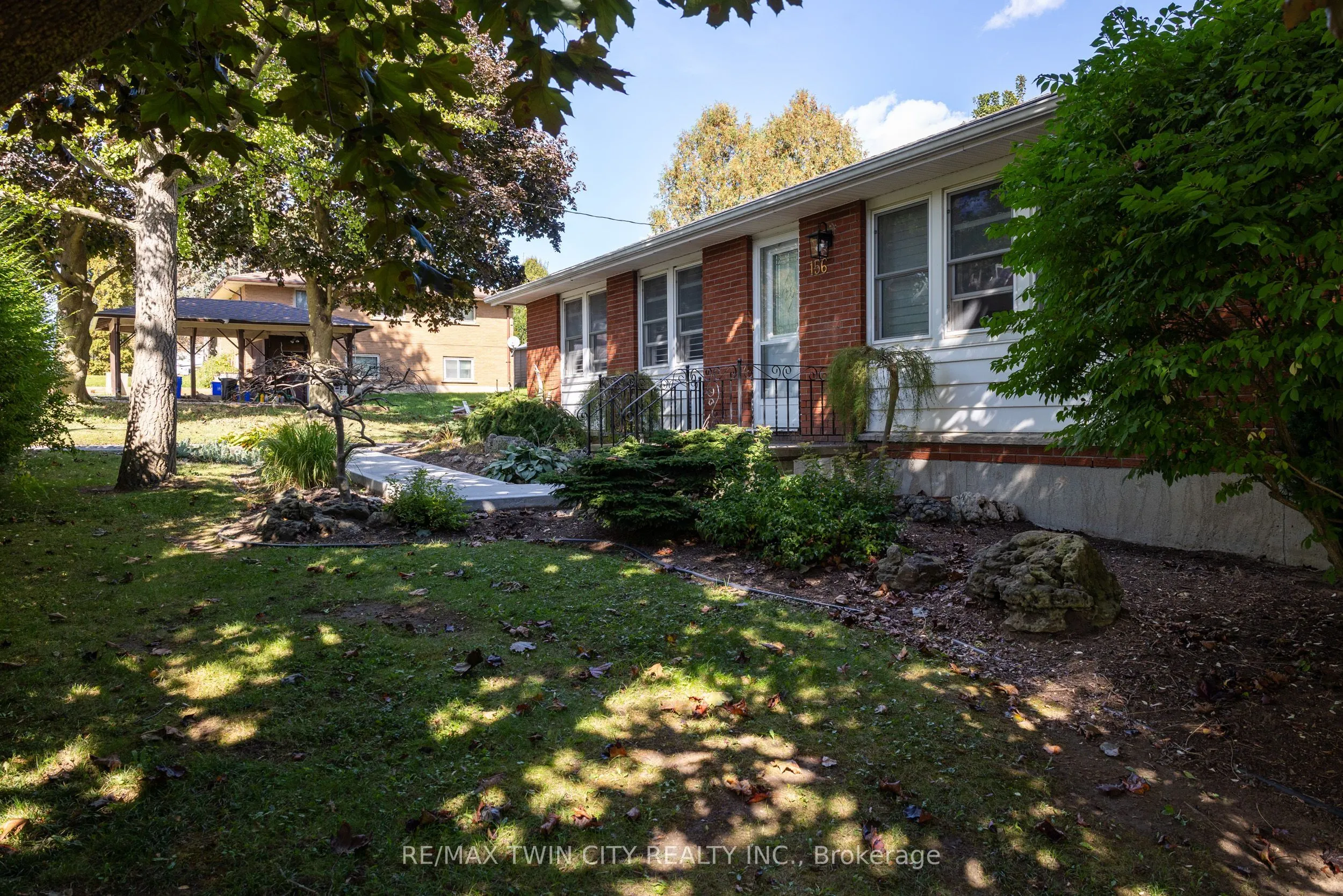 156 MUTUAL Street N