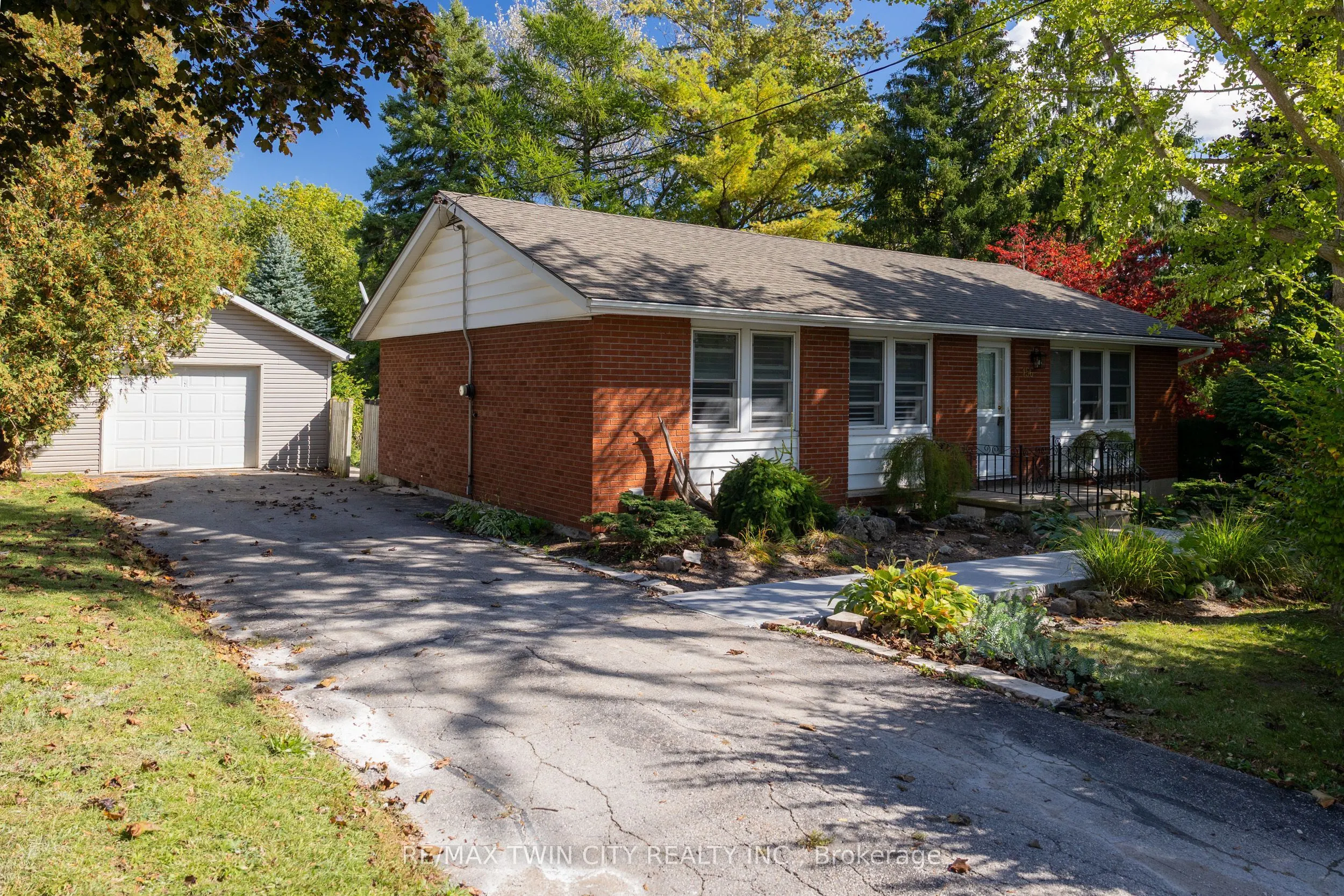 156 MUTUAL Street N