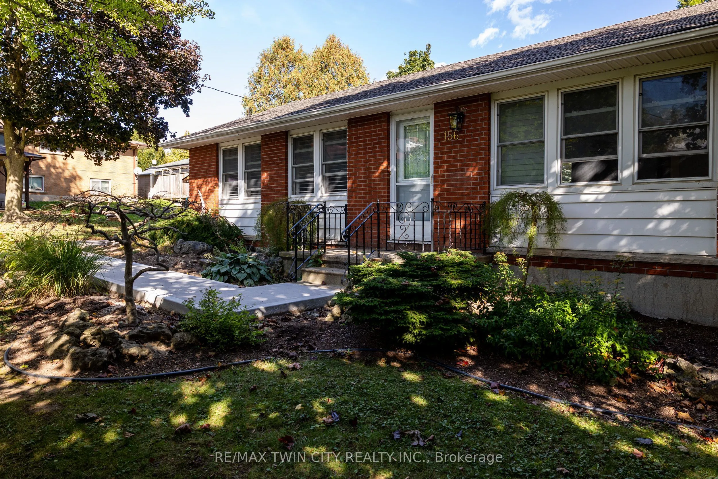 156 MUTUAL Street N