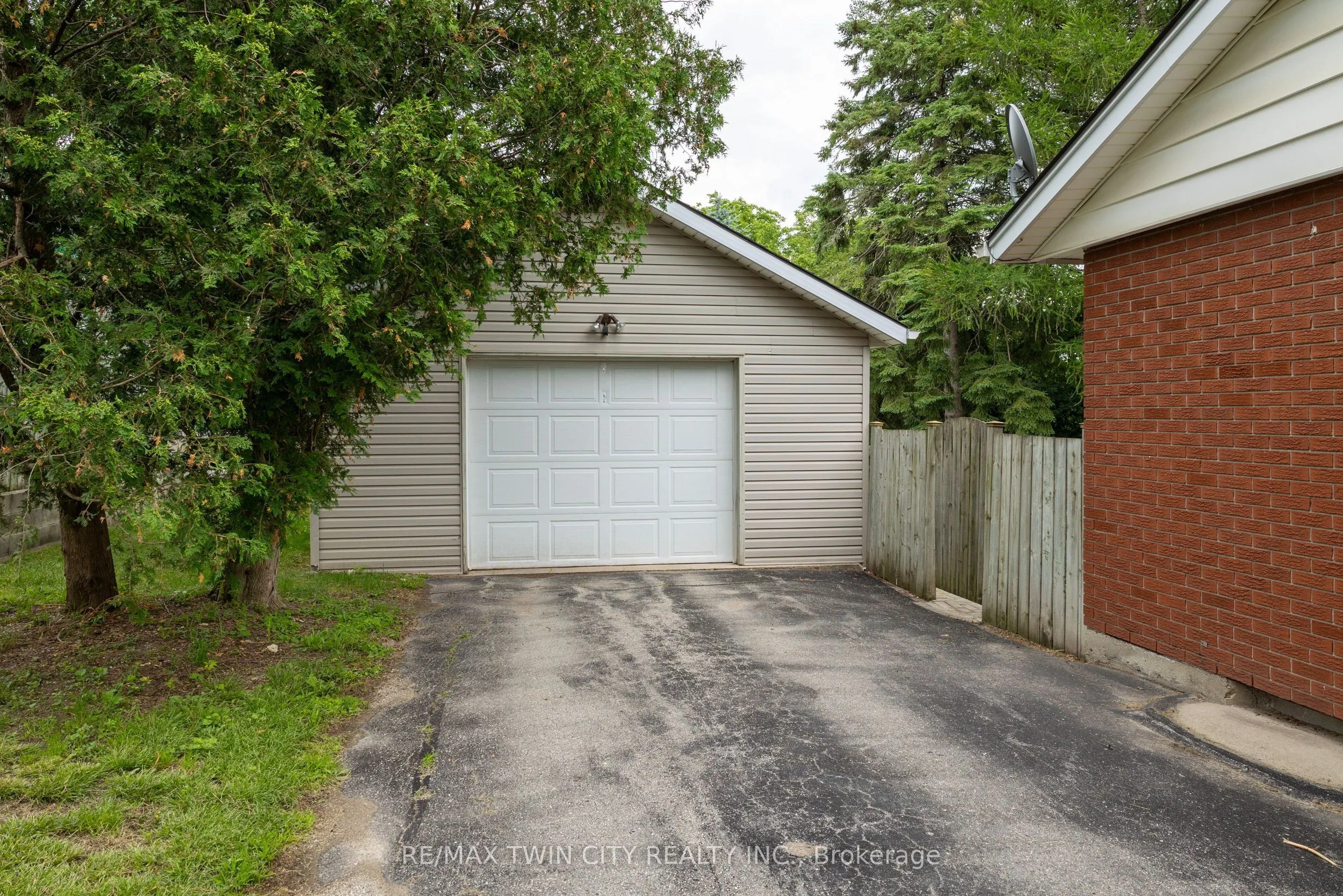156 MUTUAL Street N