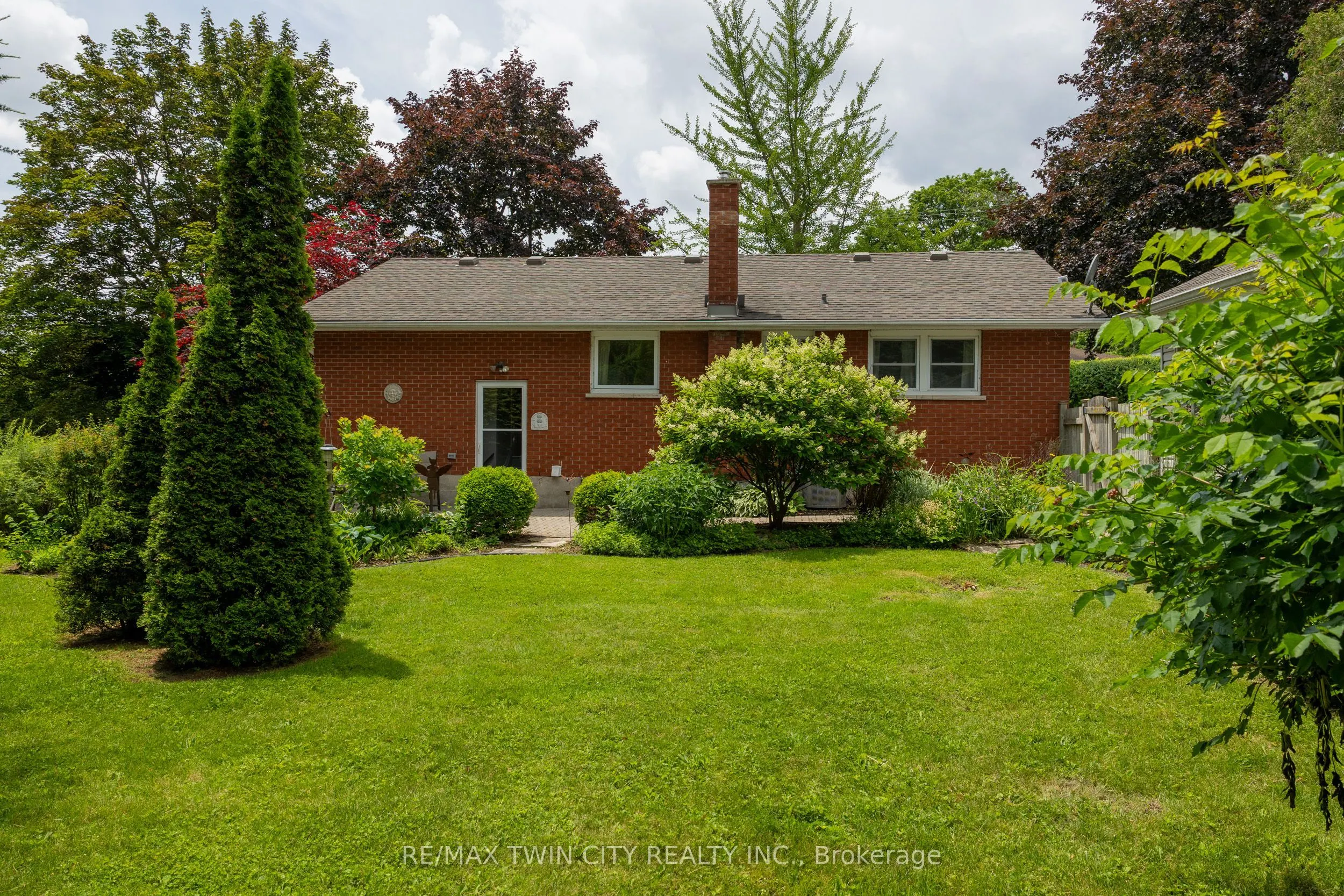 156 MUTUAL Street N