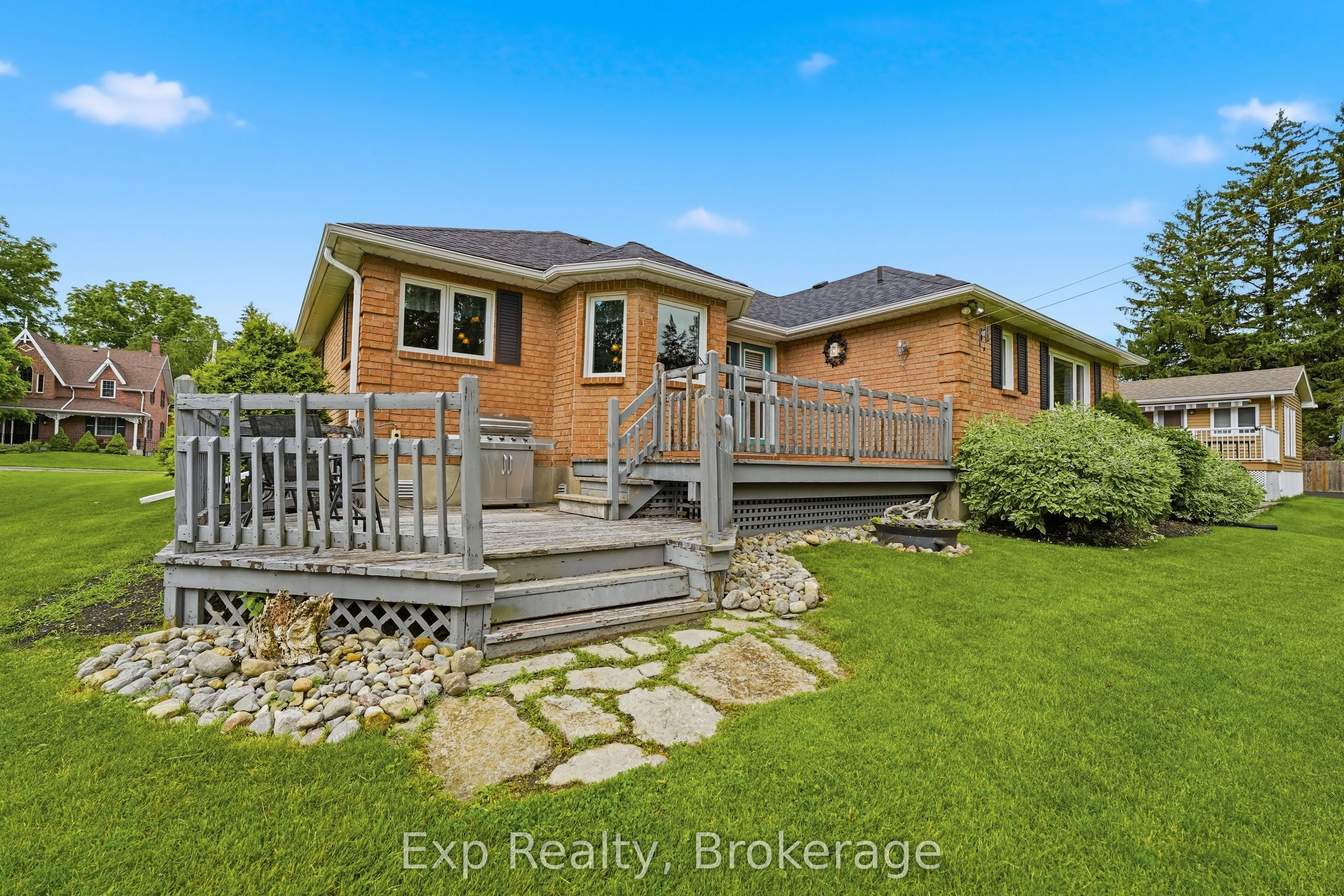 121 Simcoe Street