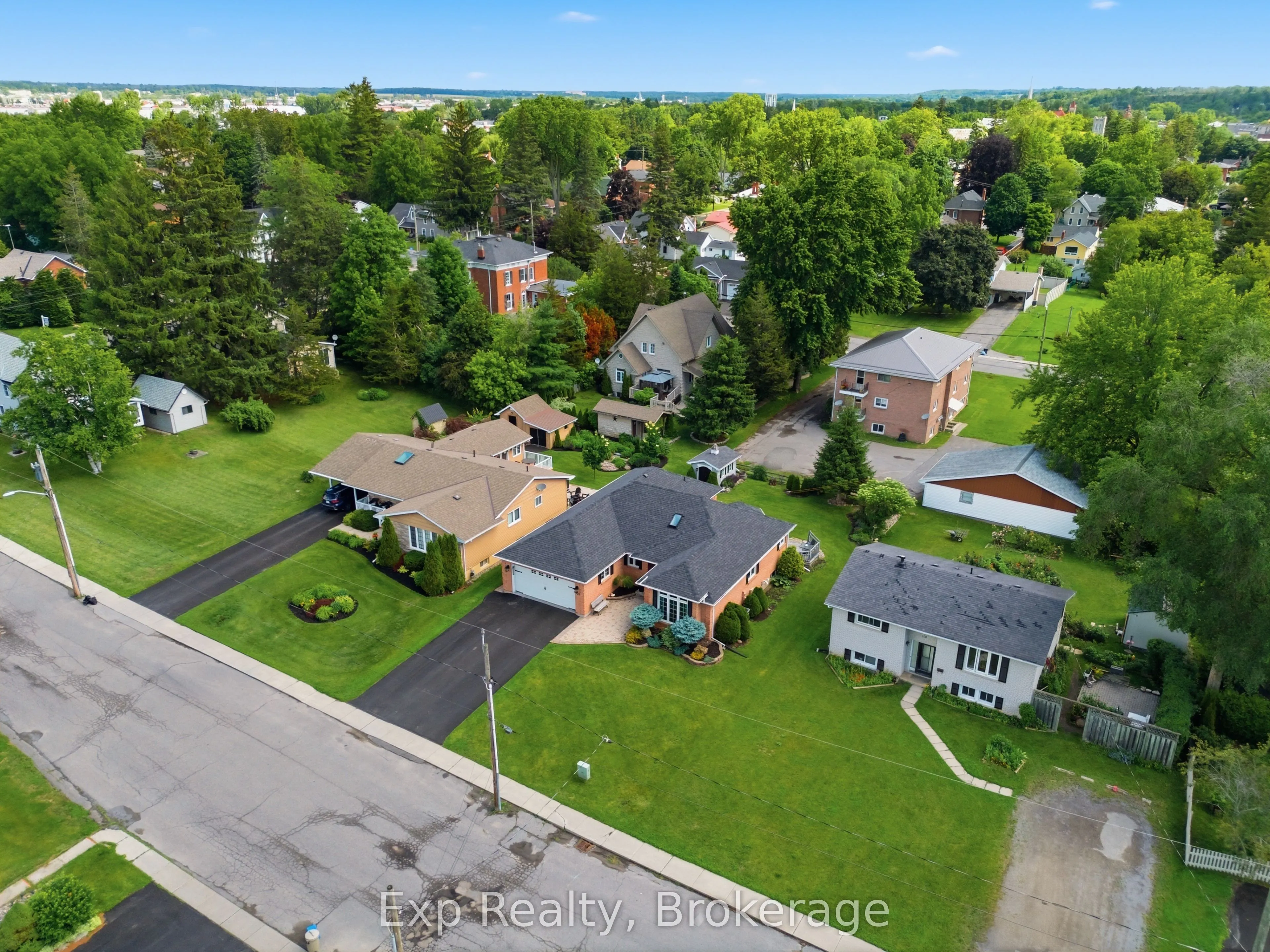 121 Simcoe Street