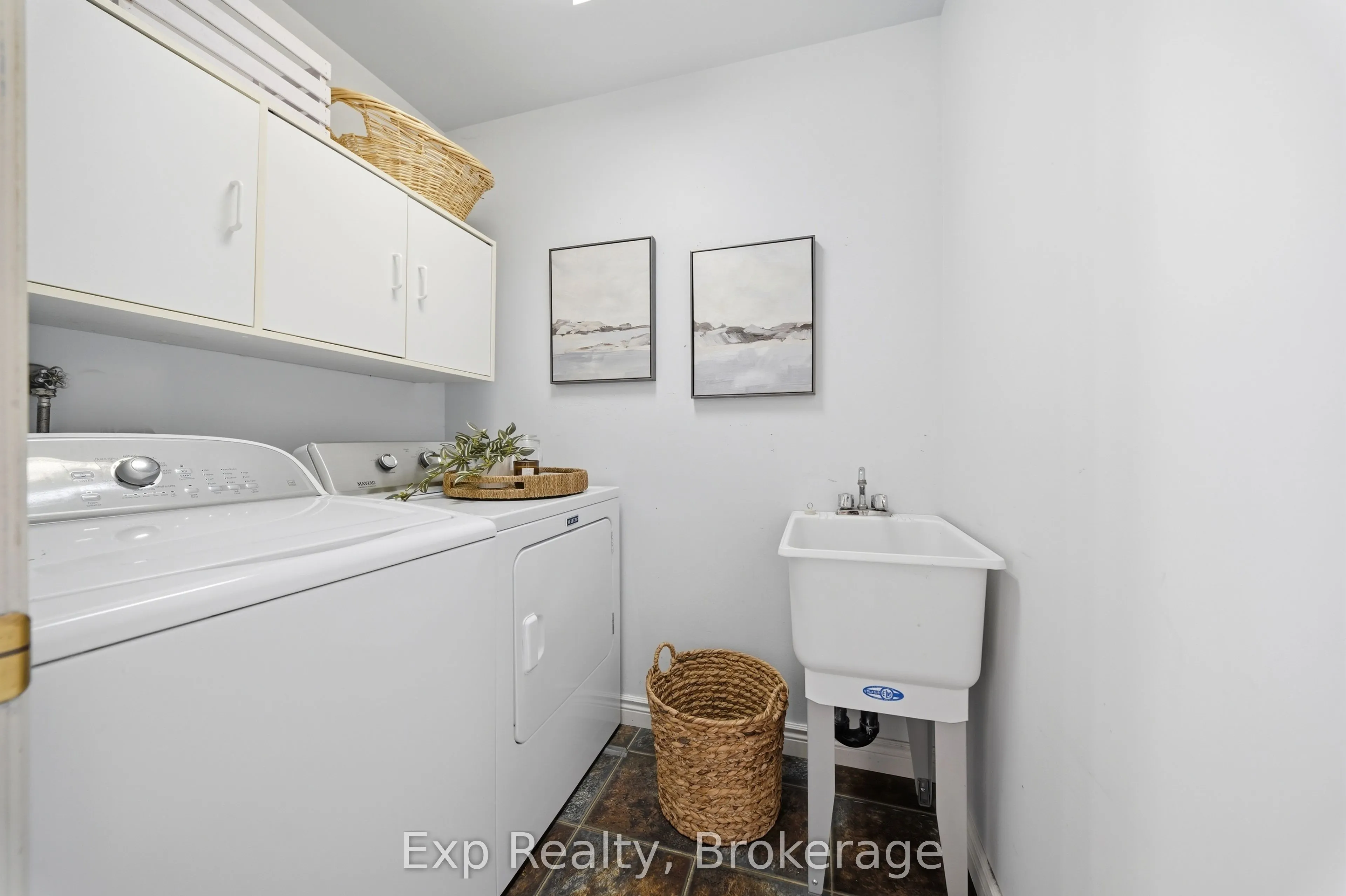 121 Simcoe Street