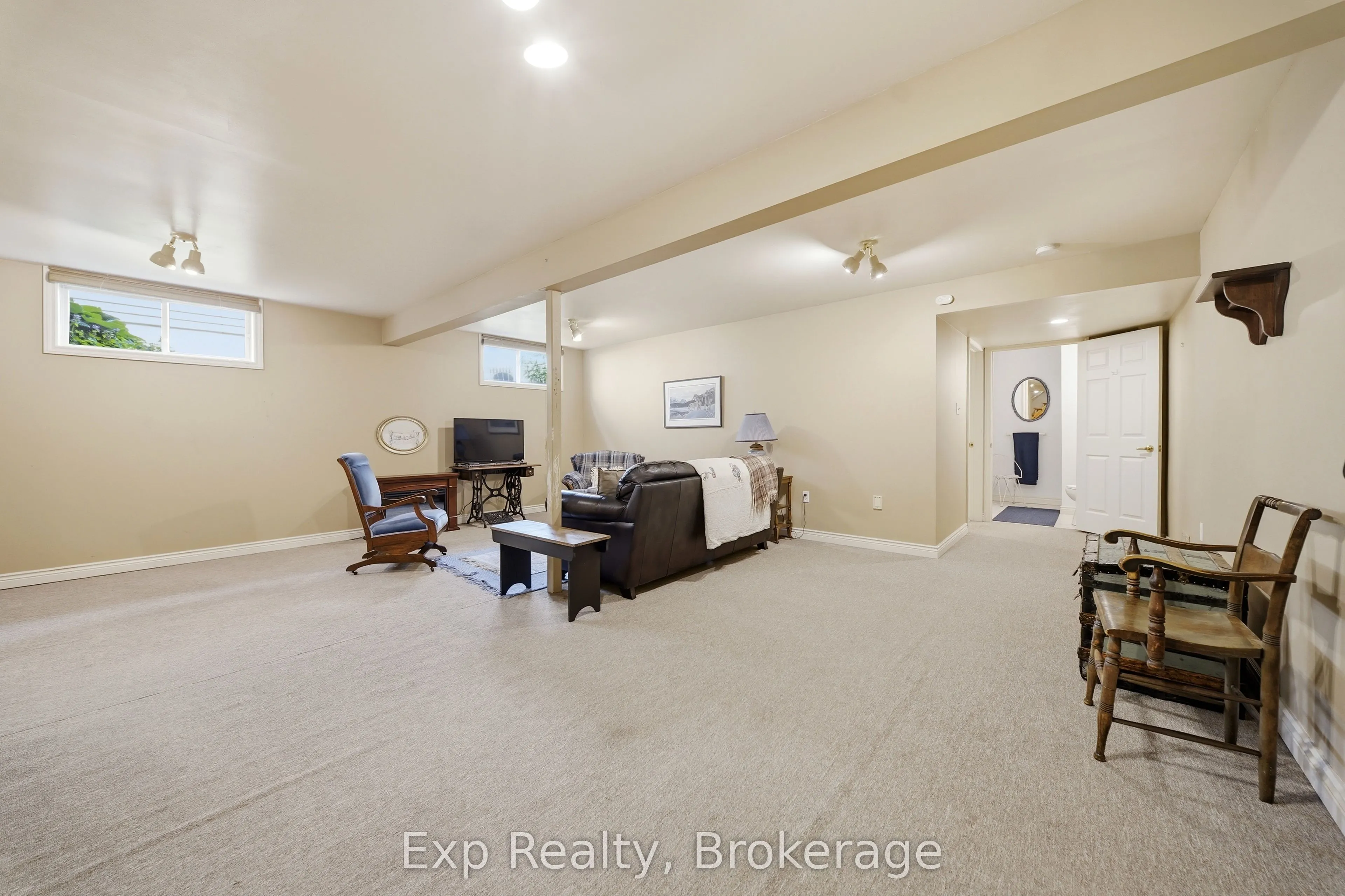 121 Simcoe Street