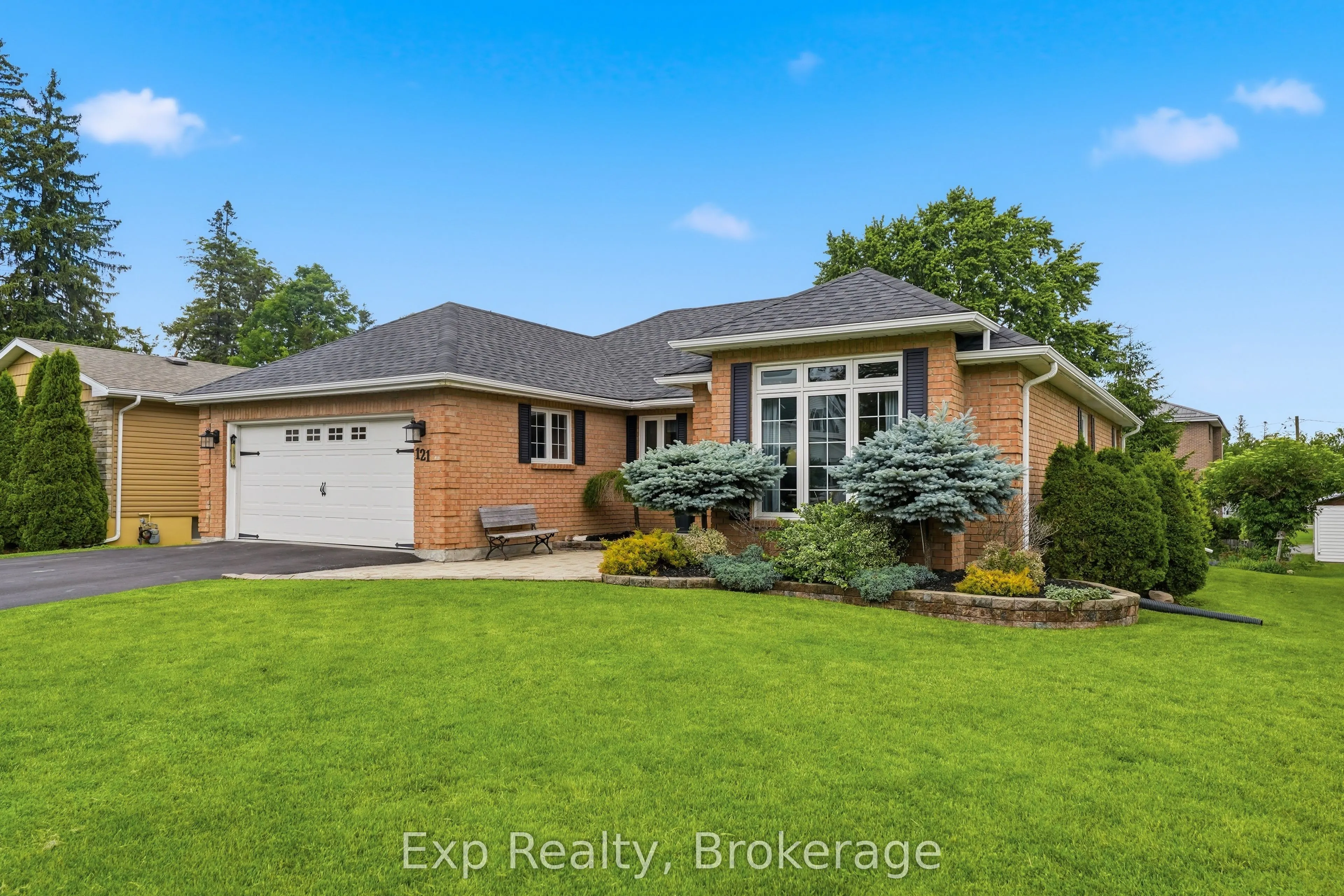 121 Simcoe Street