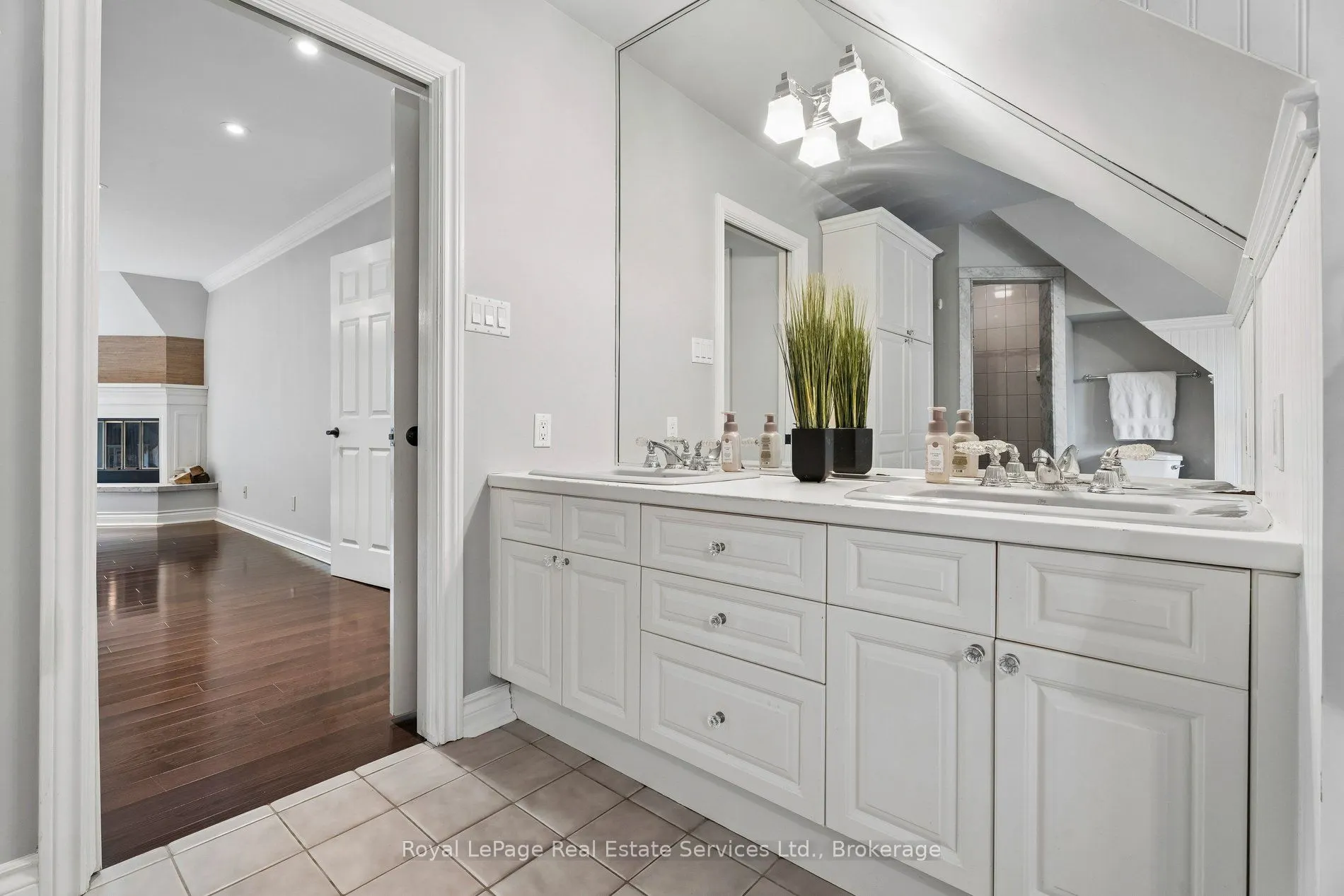 1 Stonebury Place