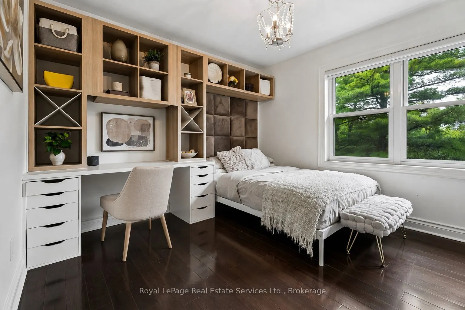 1 Stonebury Place
