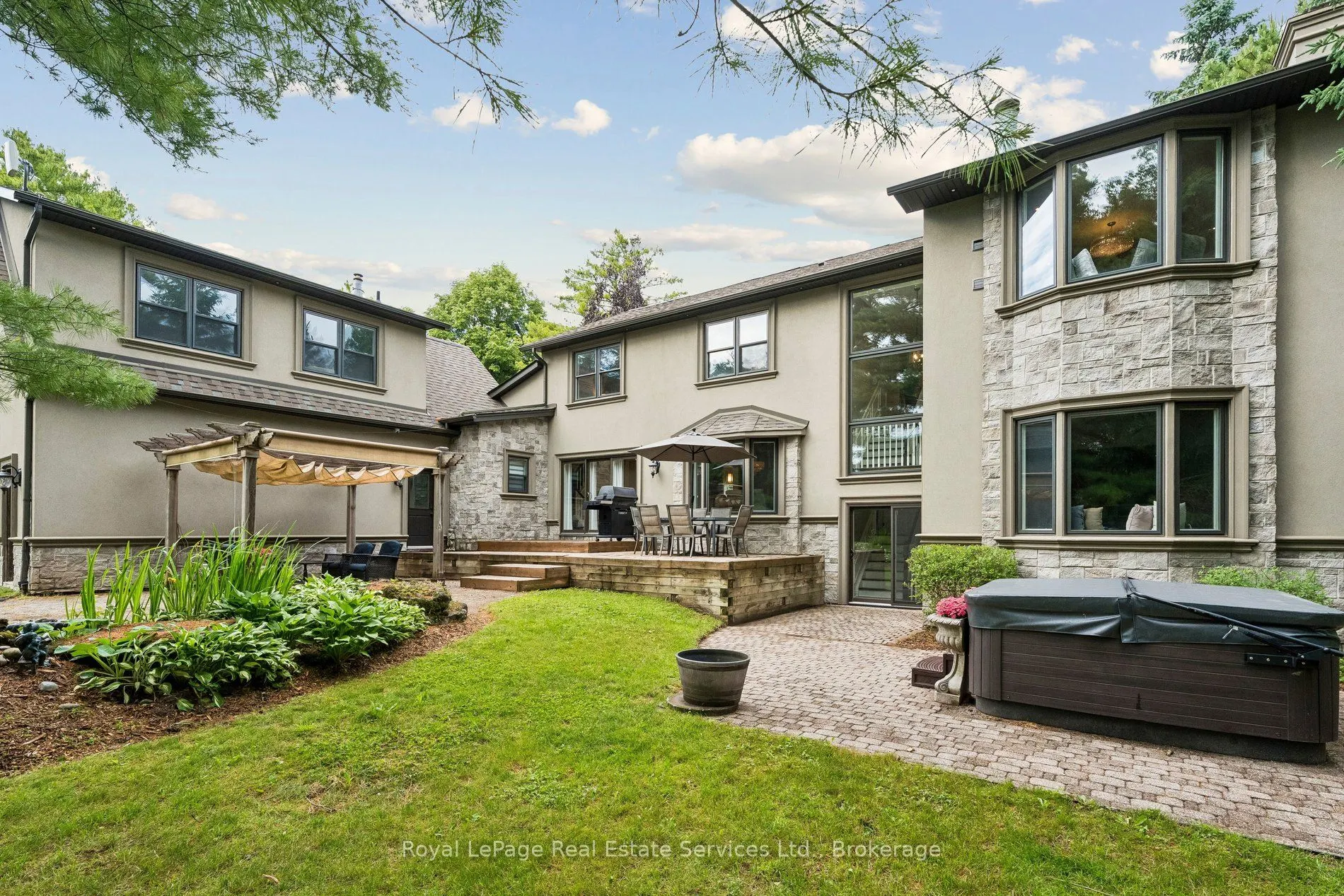1 Stonebury Place