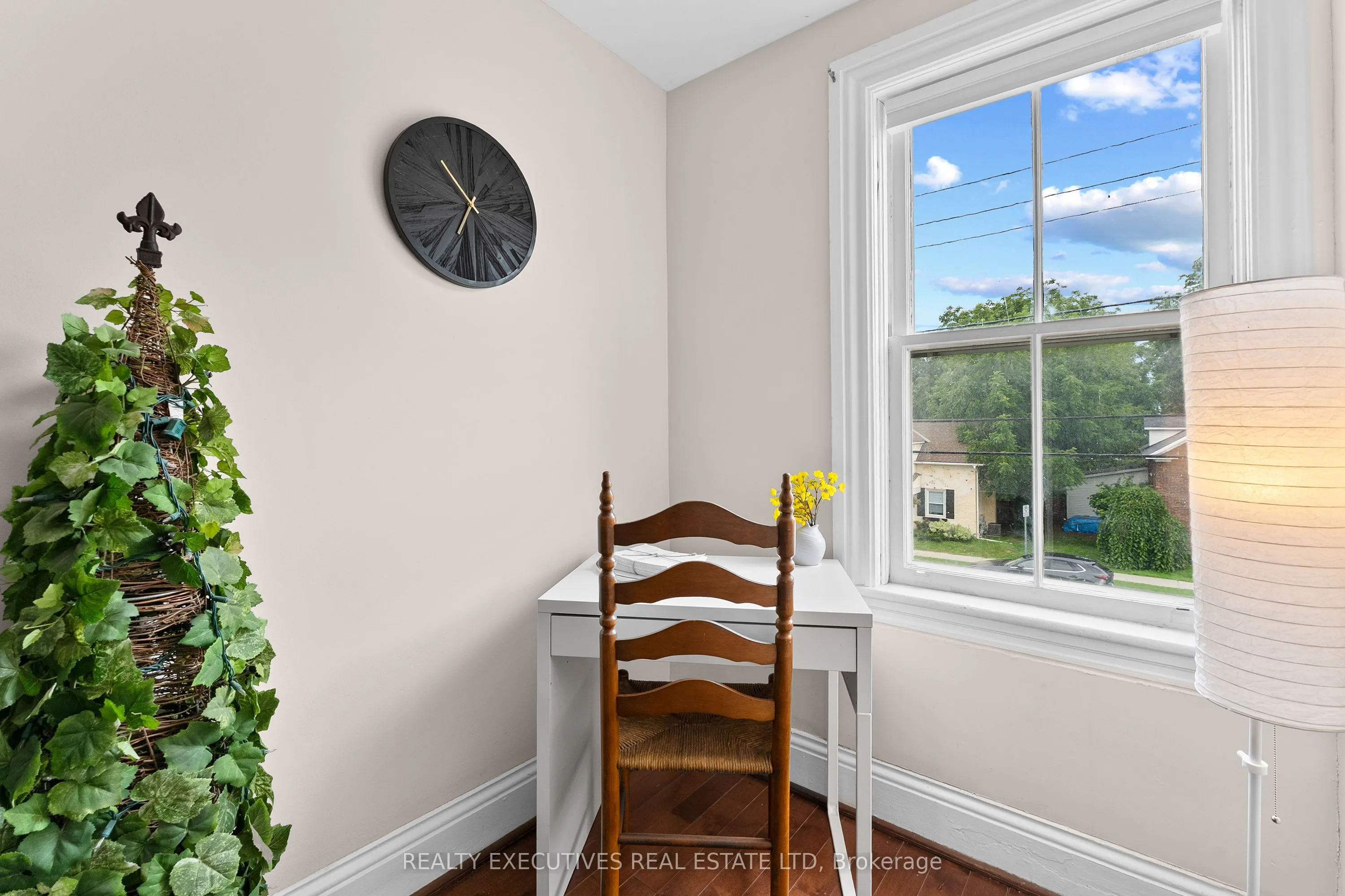 28 5th Street E