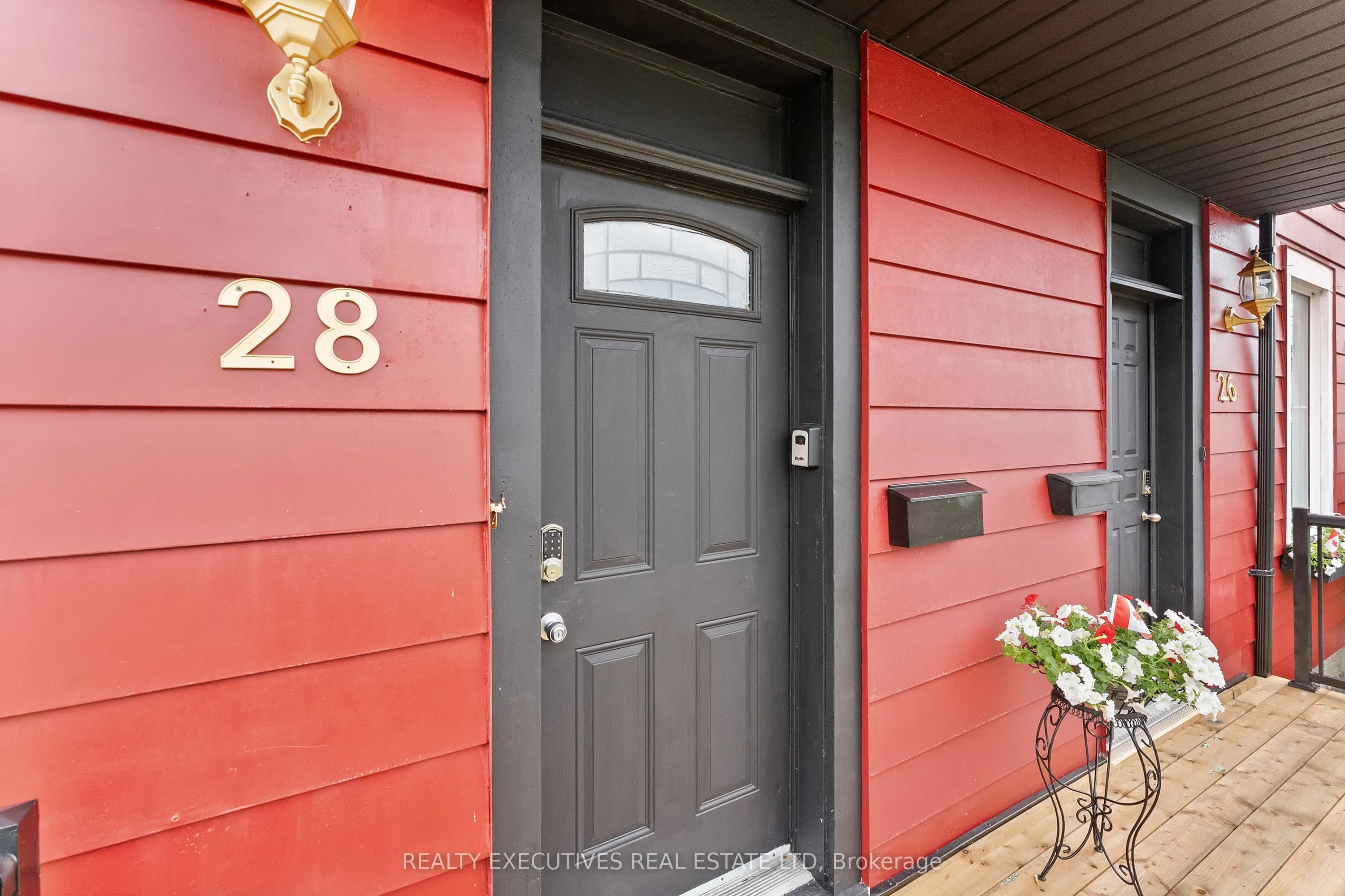28 5th Street E