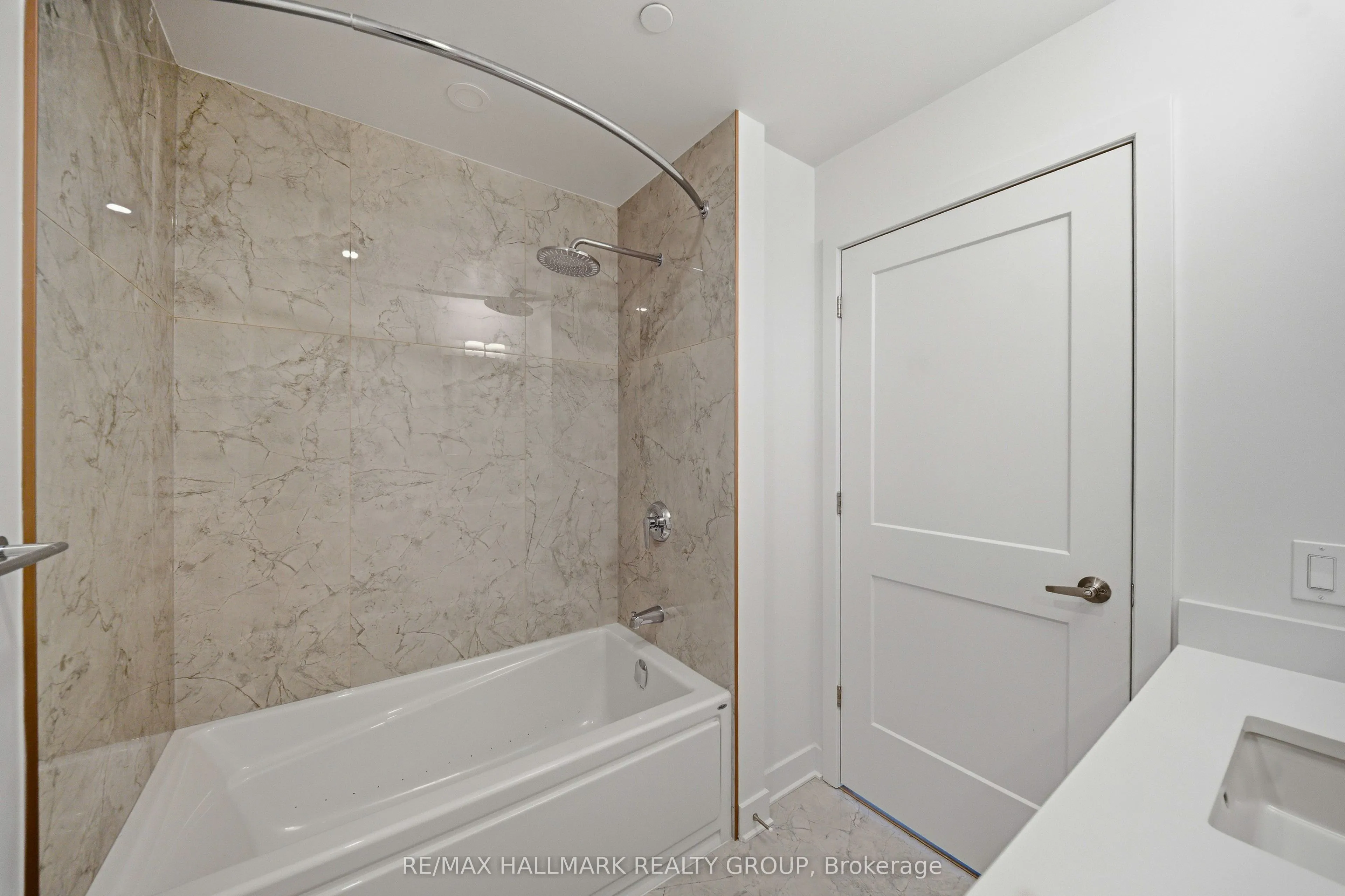 180 George Street #2605