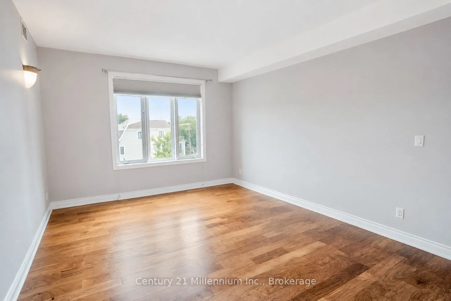 10 Bay Street E #407
