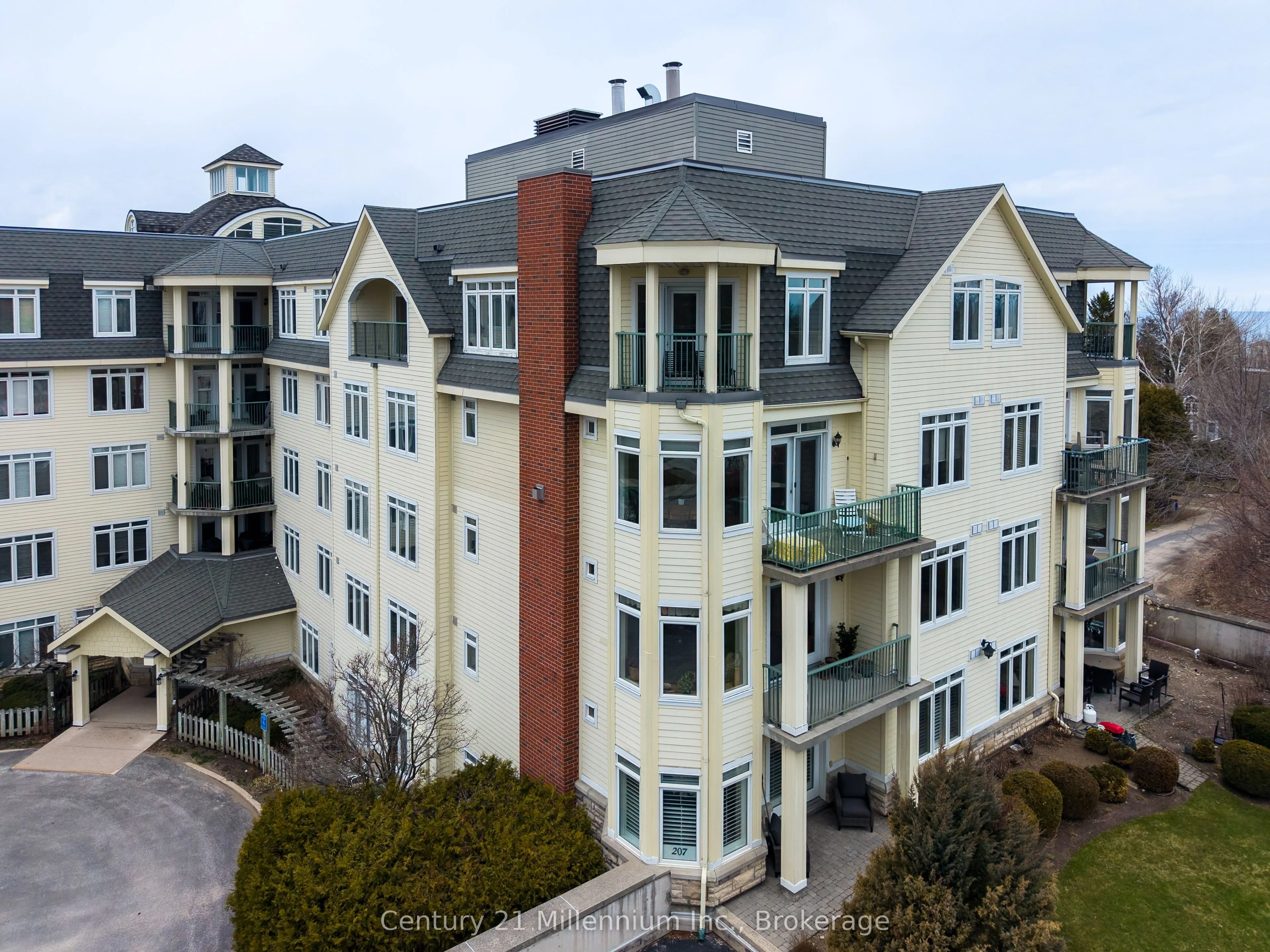 10 Bay Street E #407