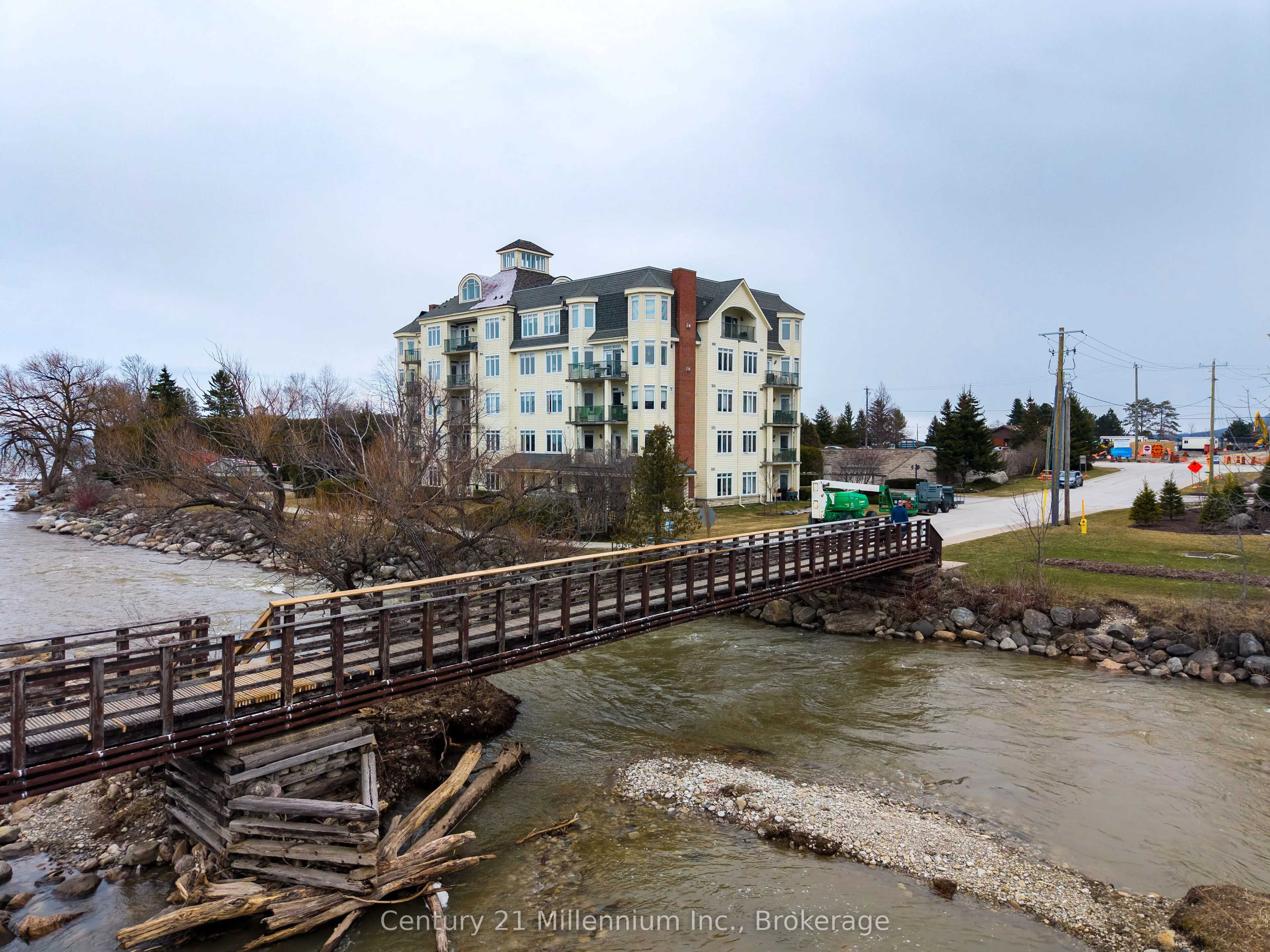 10 Bay Street E #407