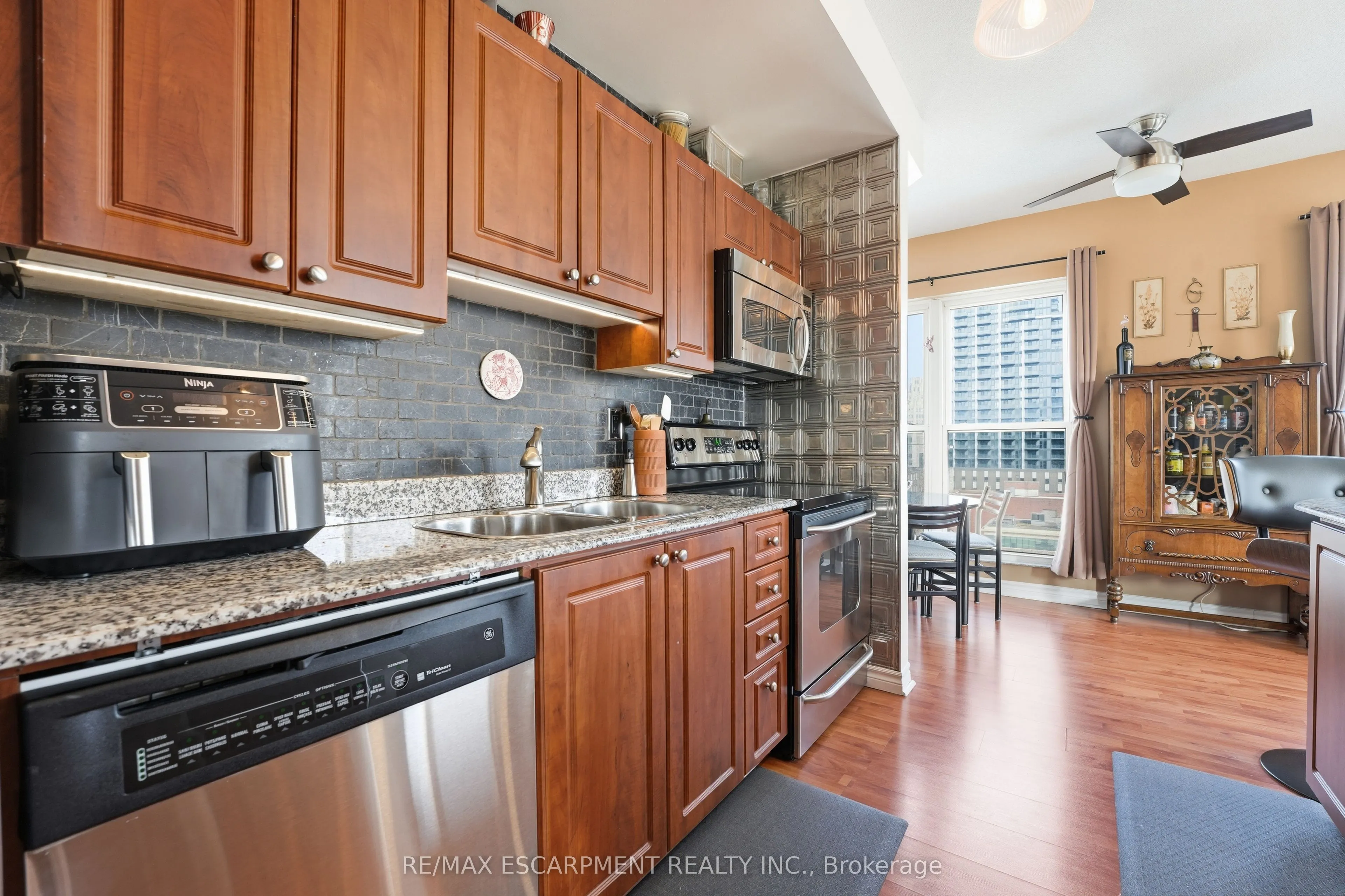 135 James Street S #802