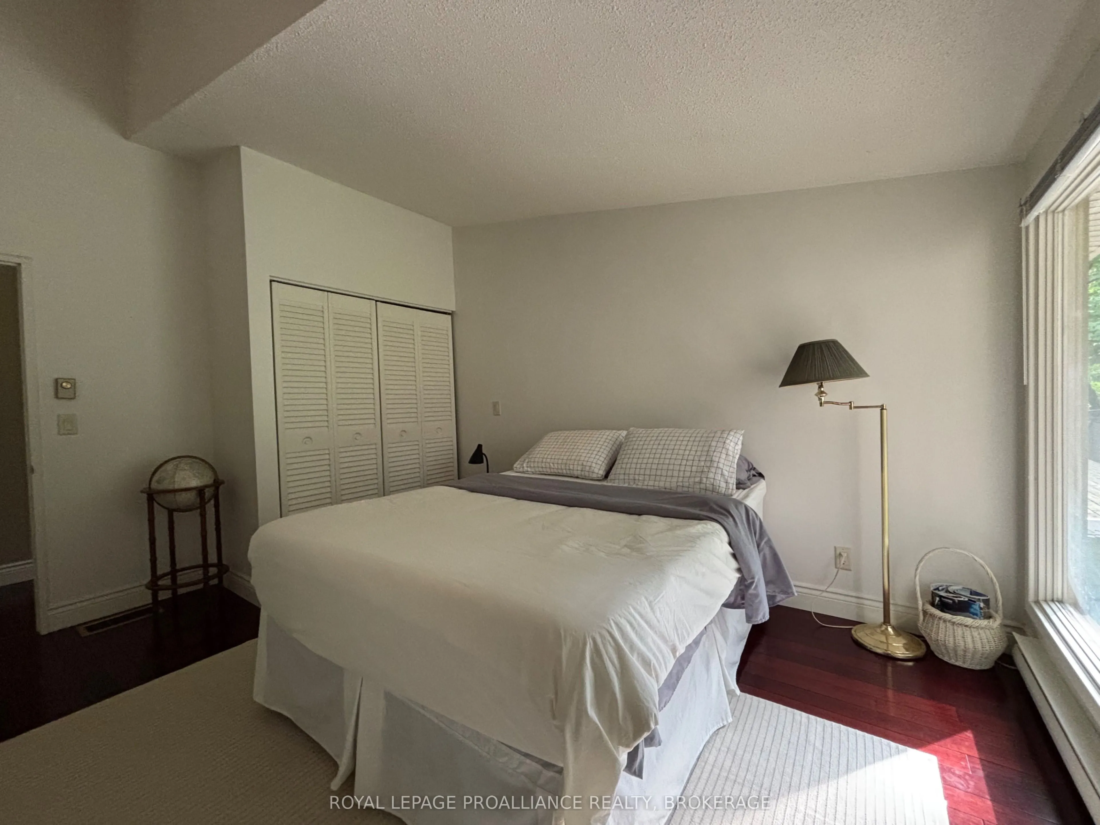 27 Riverside Drive