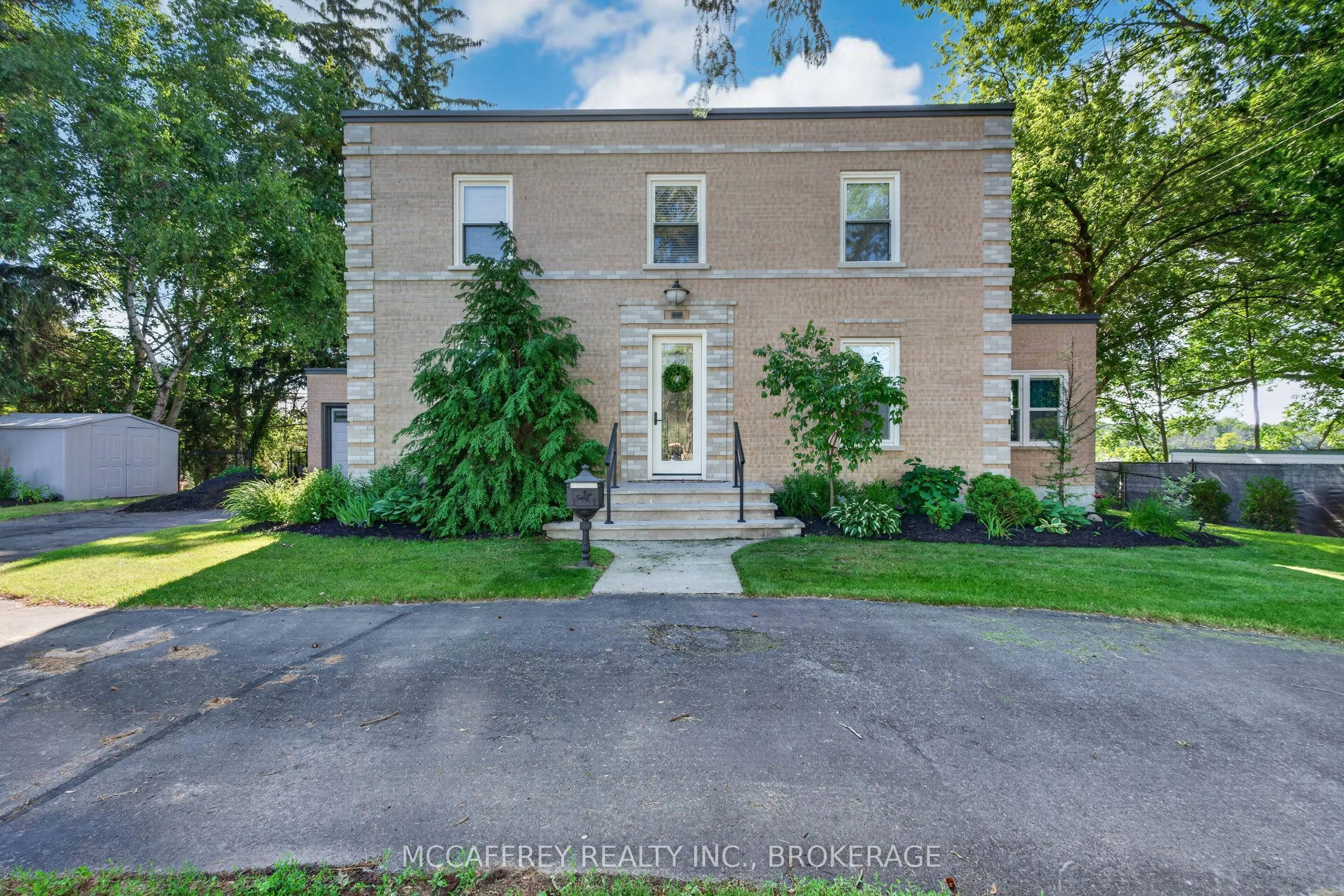 442 DUNDAS Street W