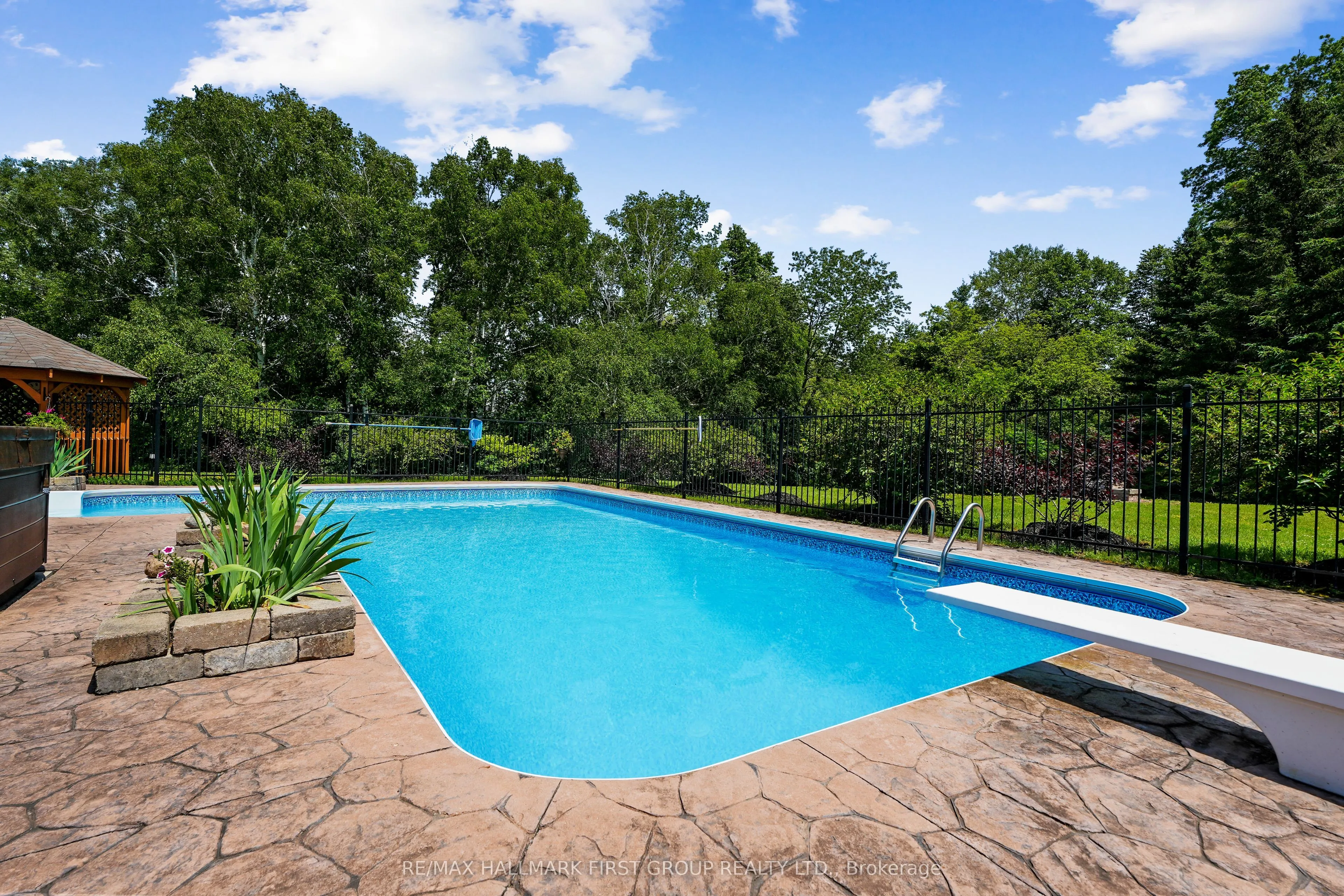 3211 Charbrook Crescent