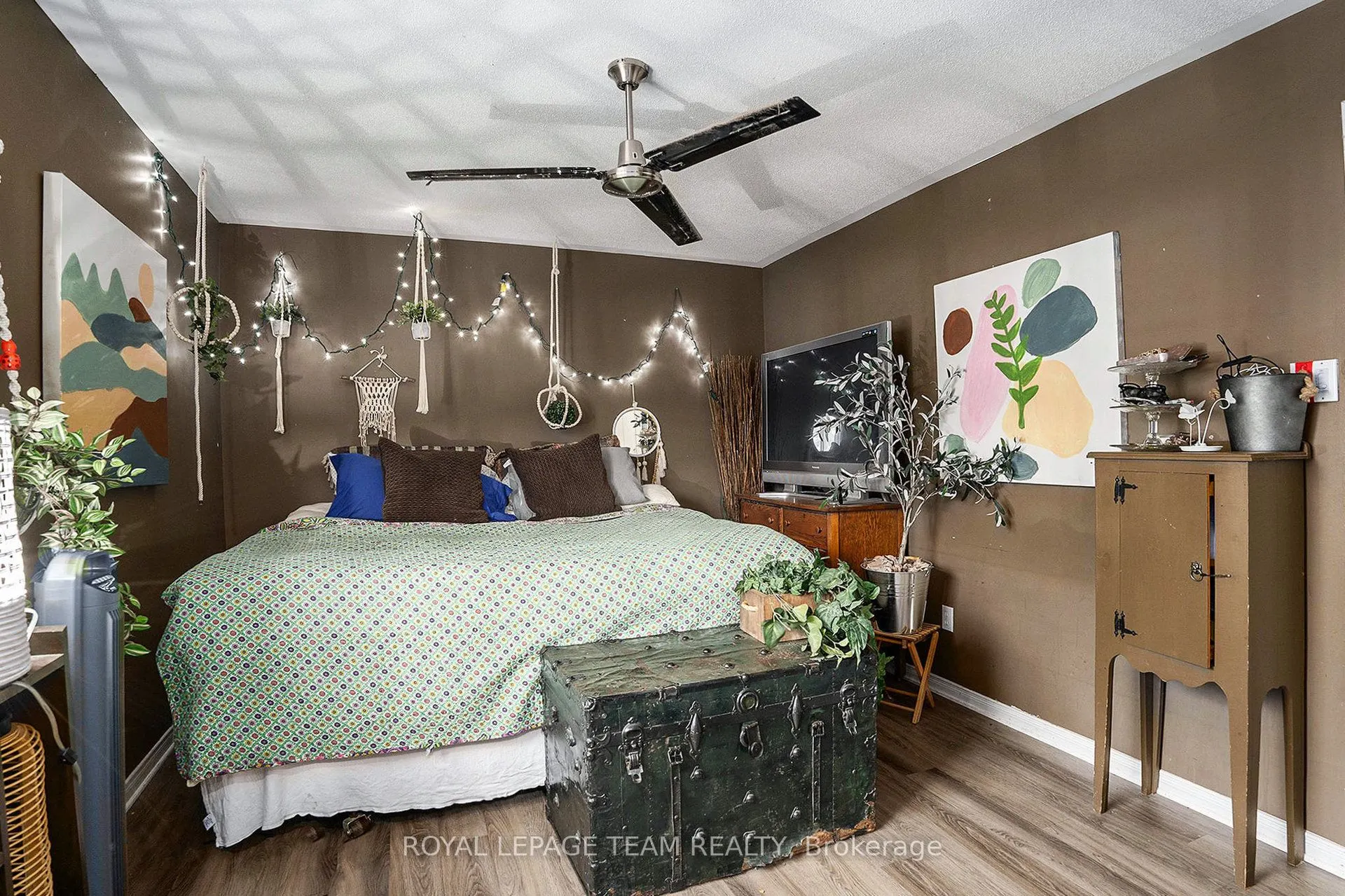 4 Black Walnut Road