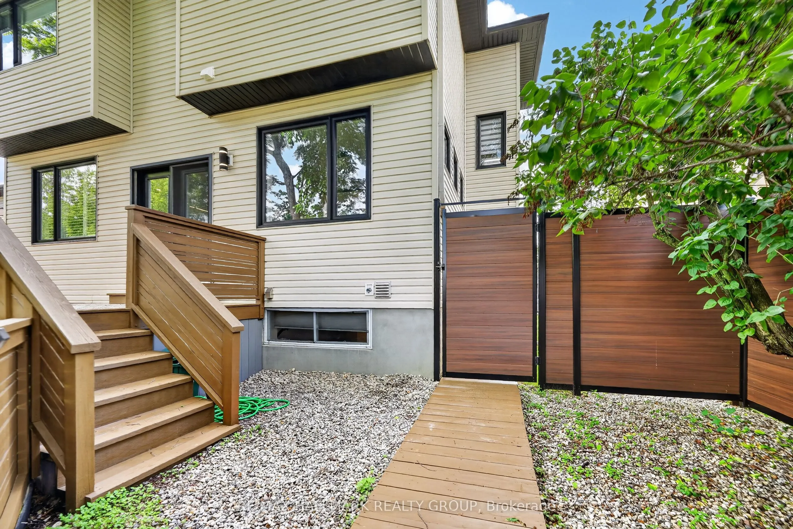 1559 Queensdale Avenue