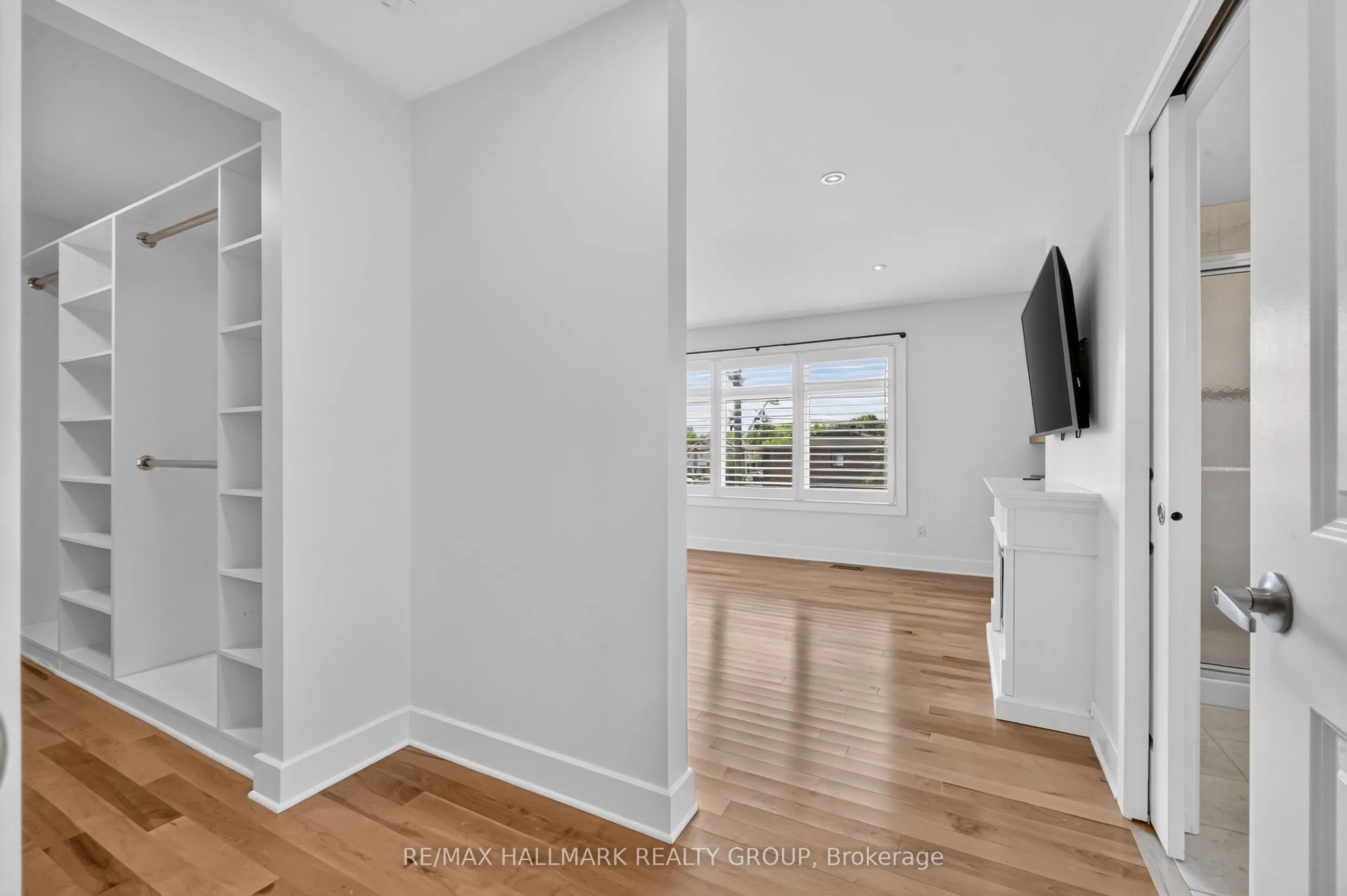 1559 Queensdale Avenue