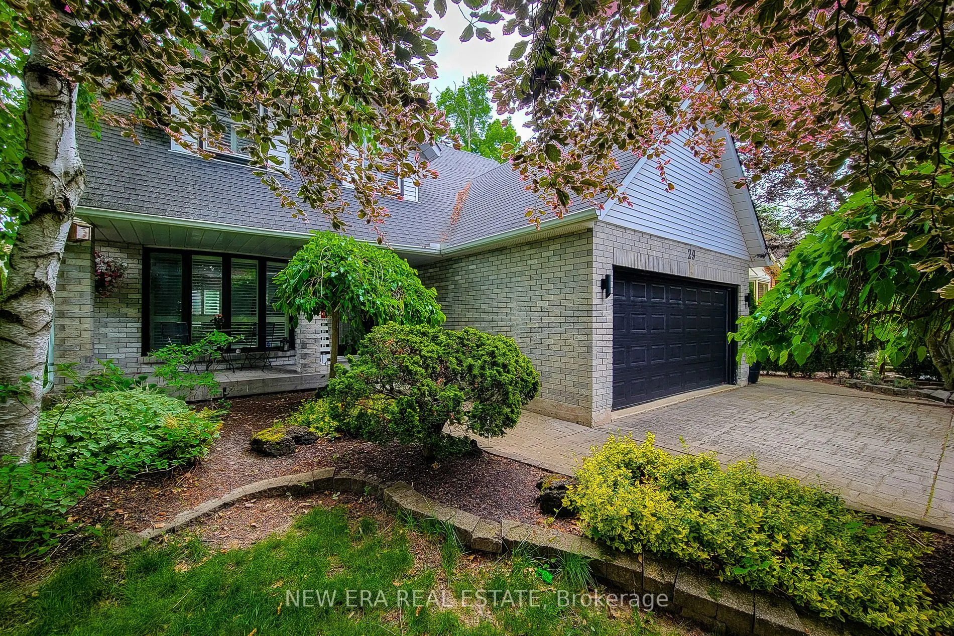 29 Woodside Square
