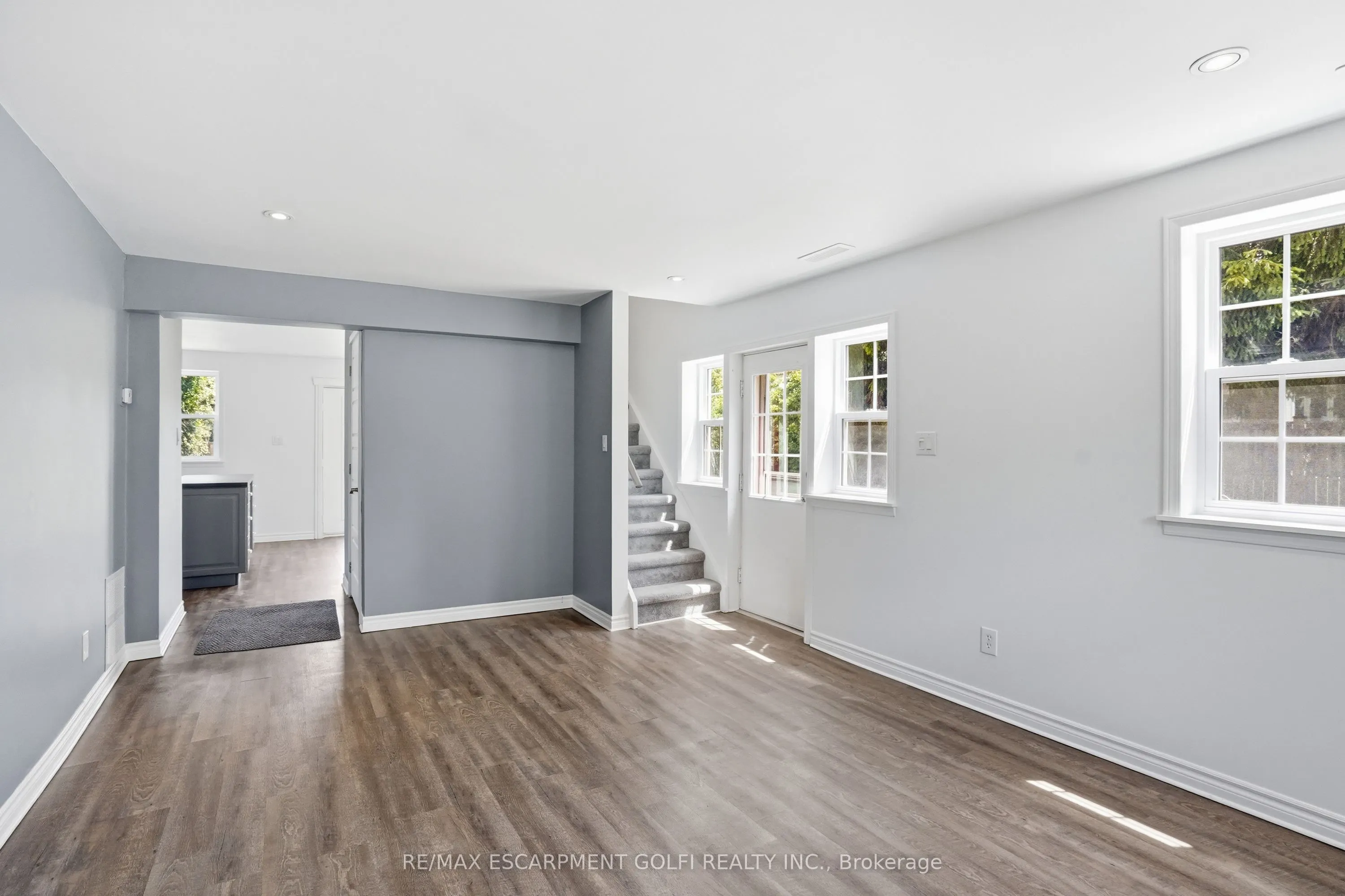 292 MAIN Street W #C
