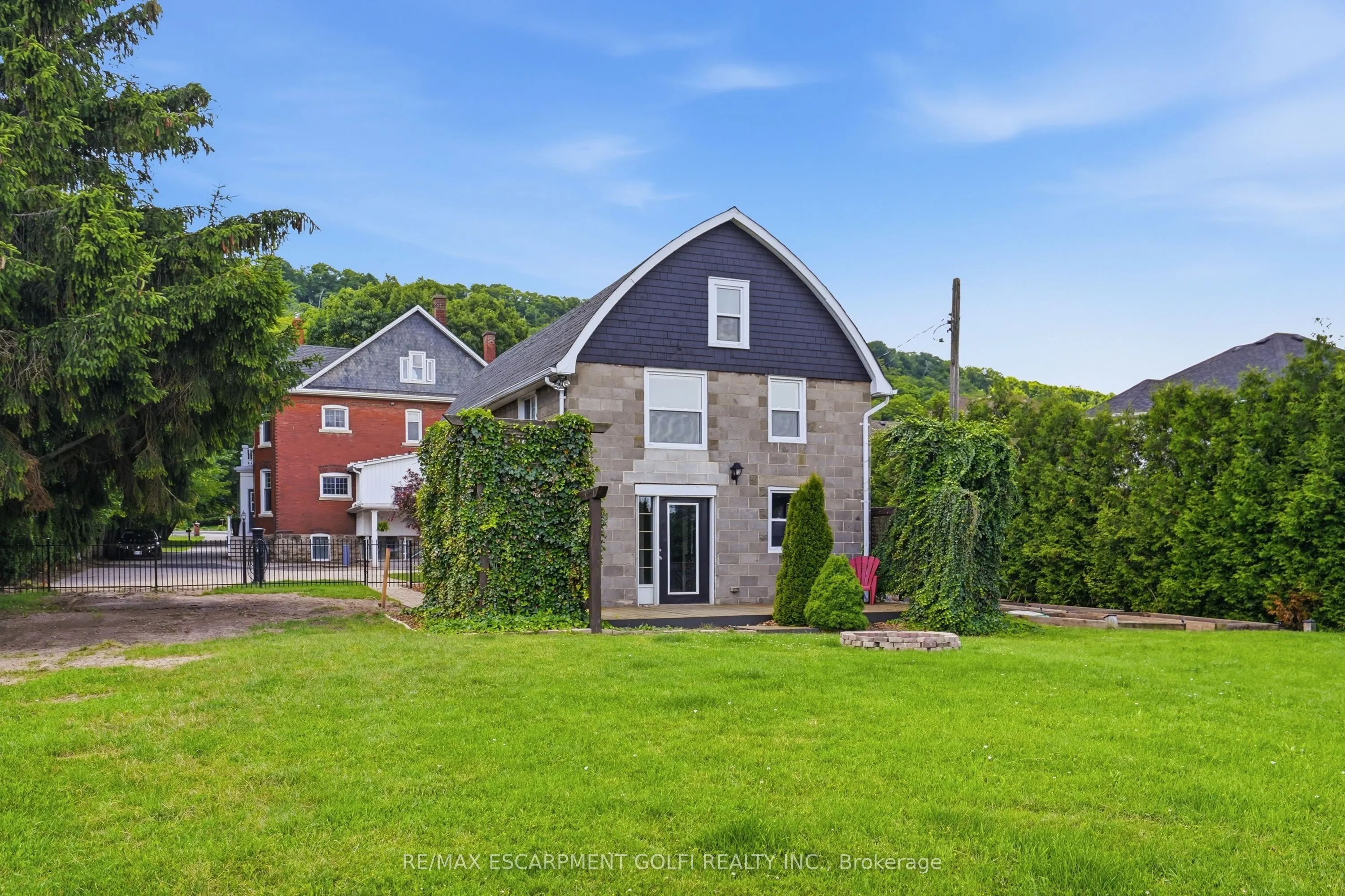 292 MAIN Street W #C