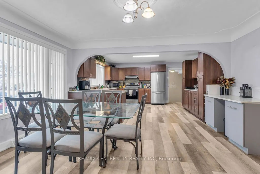 303 Simcoe Street