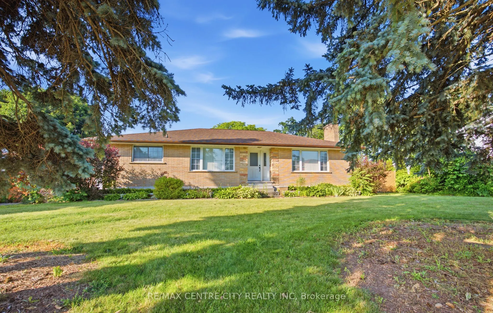 303 Simcoe Street