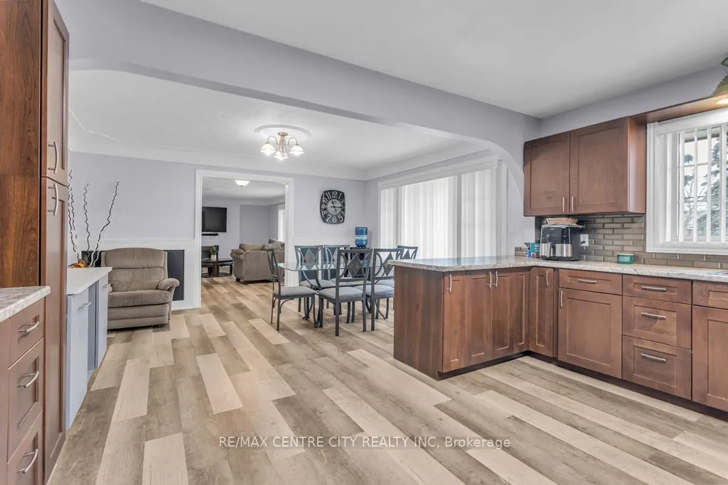 303 Simcoe Street