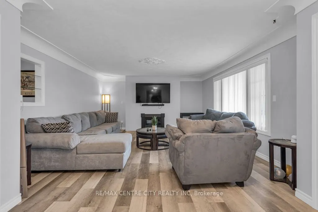 303 Simcoe Street