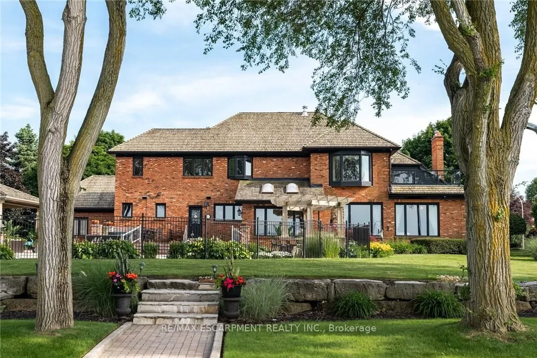 17 Lochside Drive