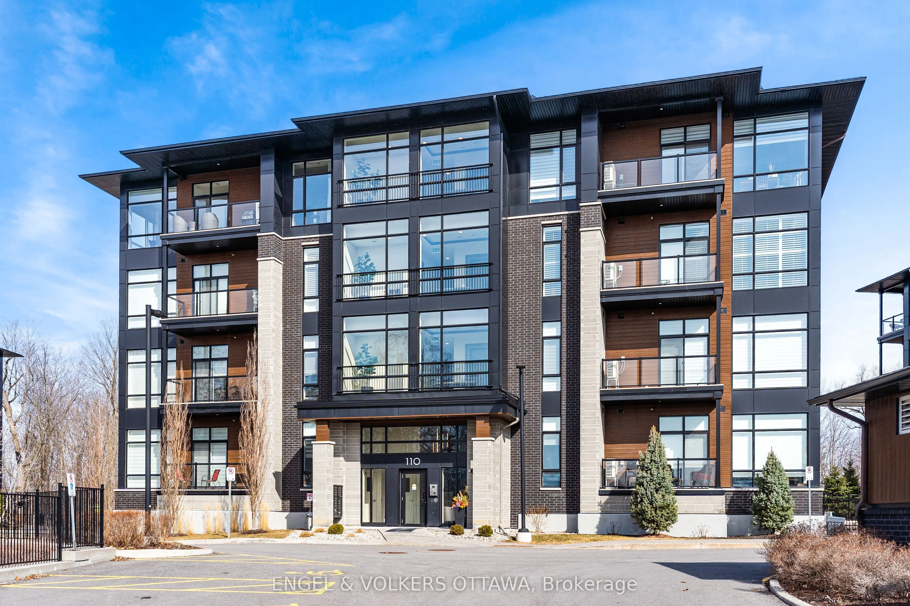 110 Cortile Private #402