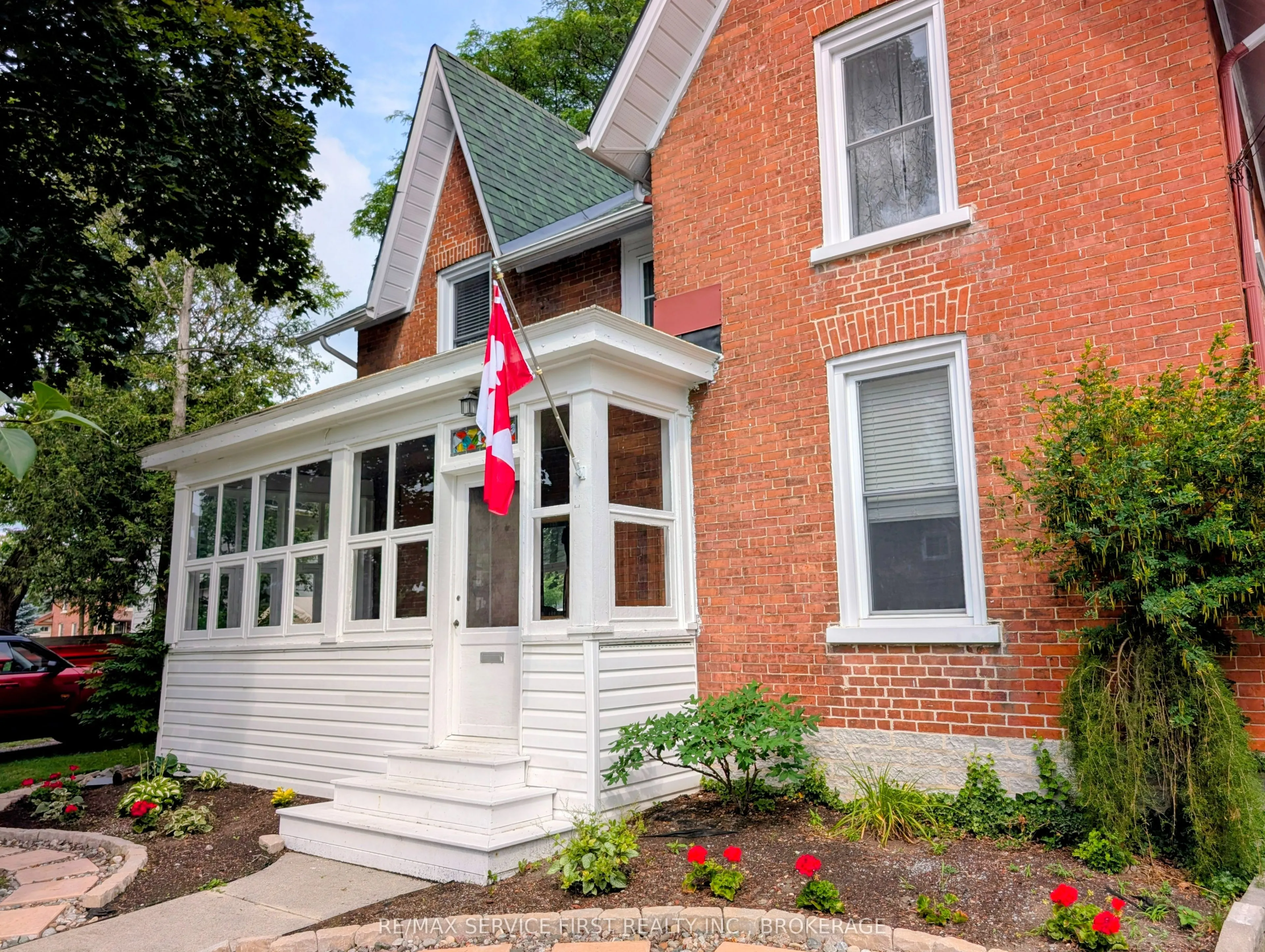 15 Graham Street E