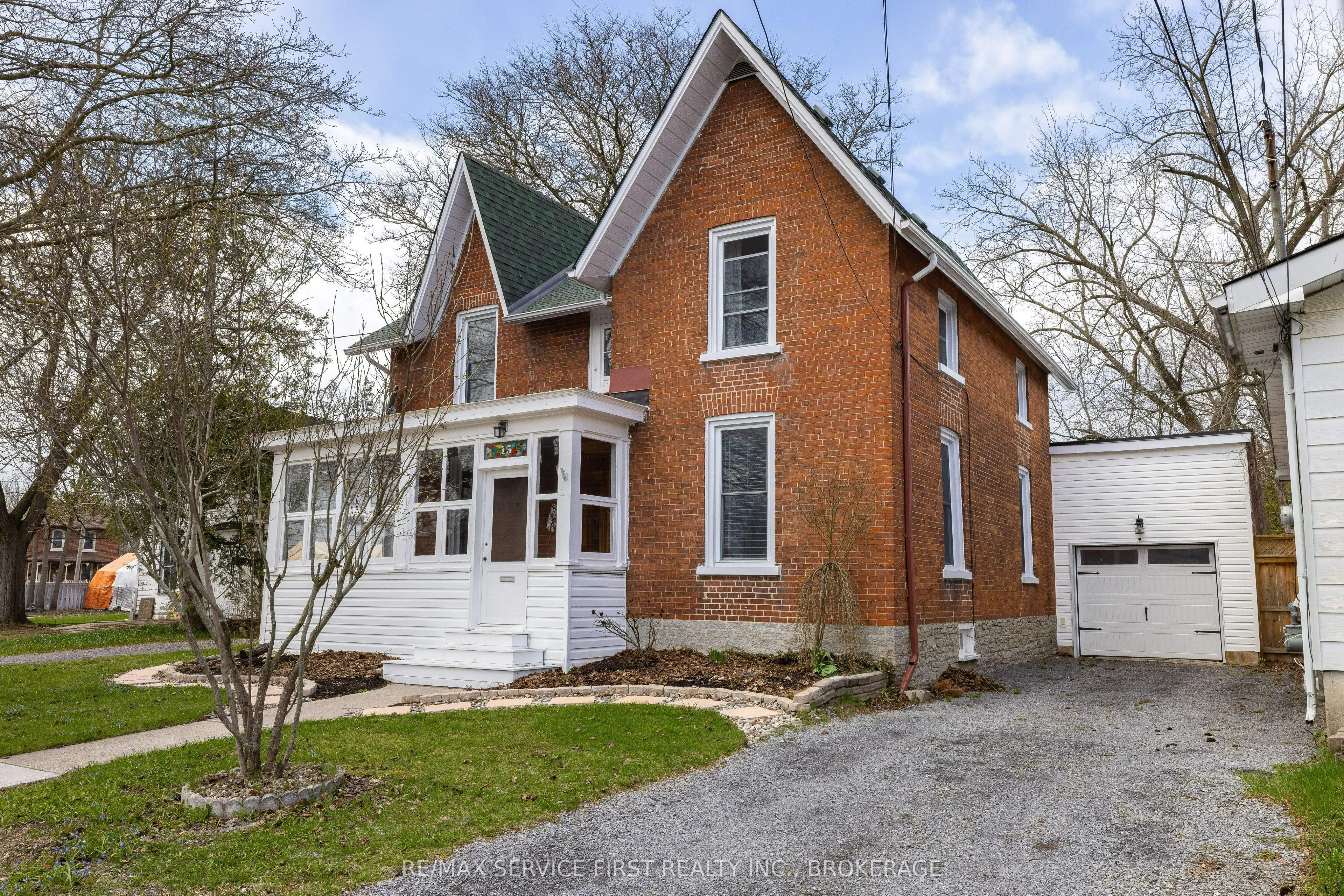 15 Graham Street E
