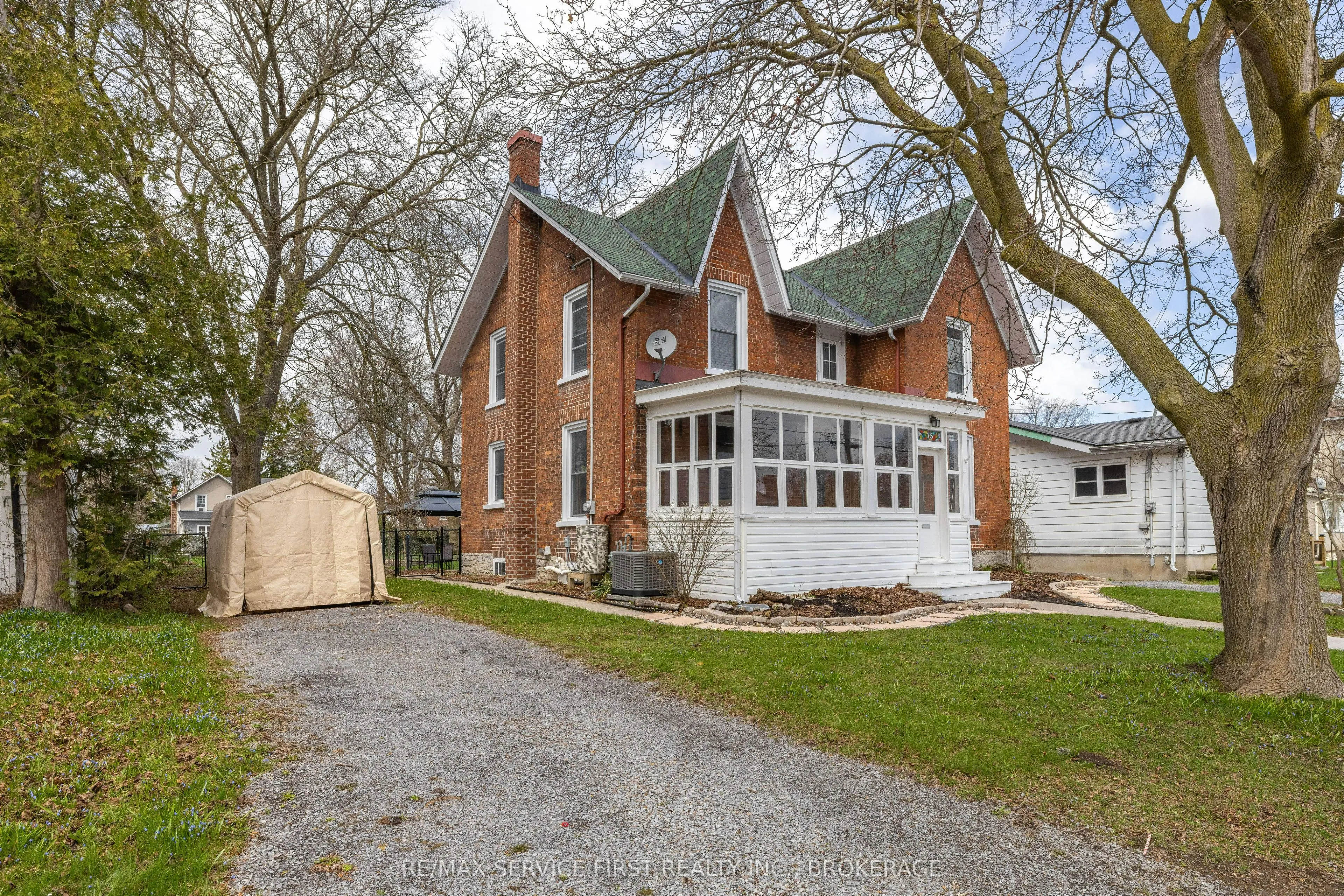 15 Graham Street E