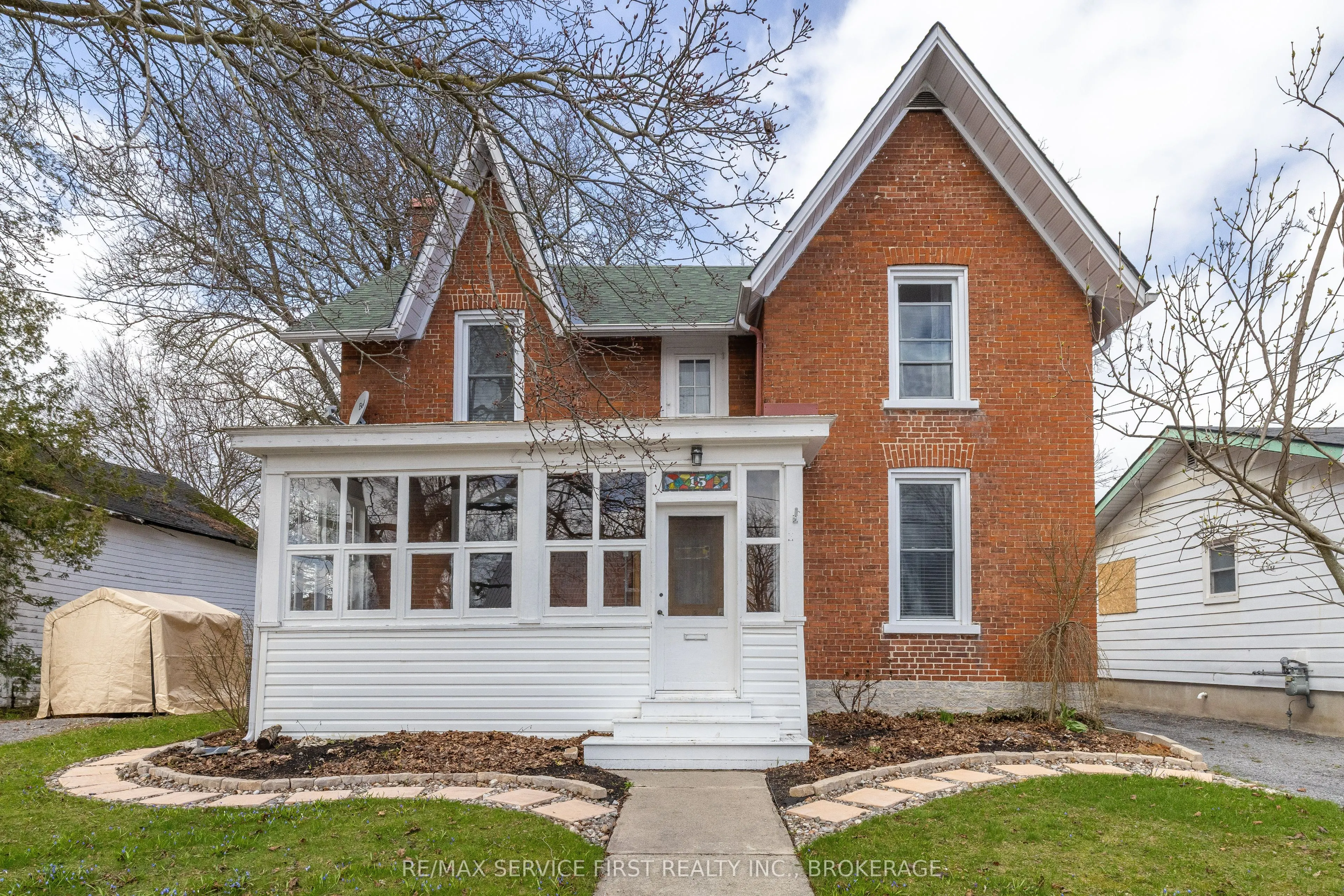 15 Graham Street E