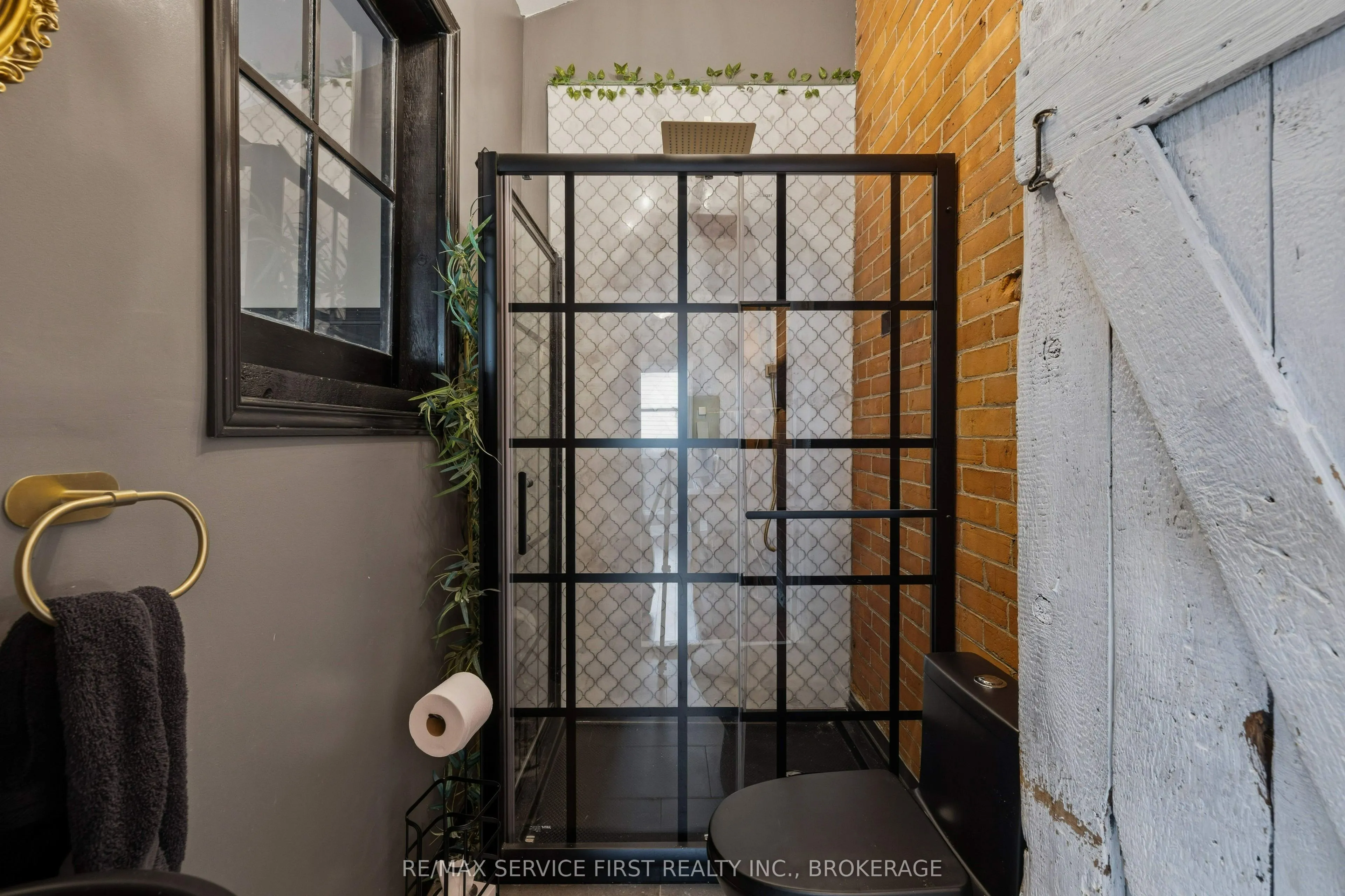 15 Graham Street E