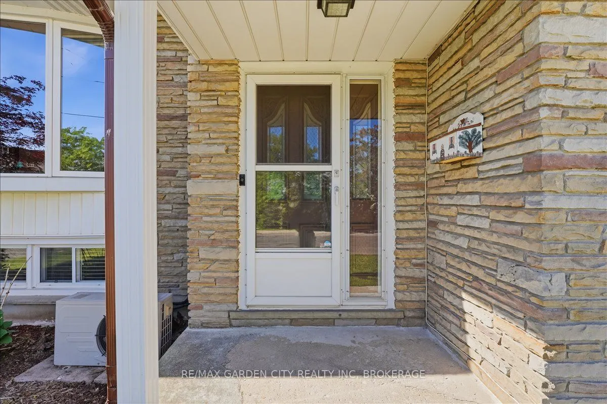 41 Albert Street W