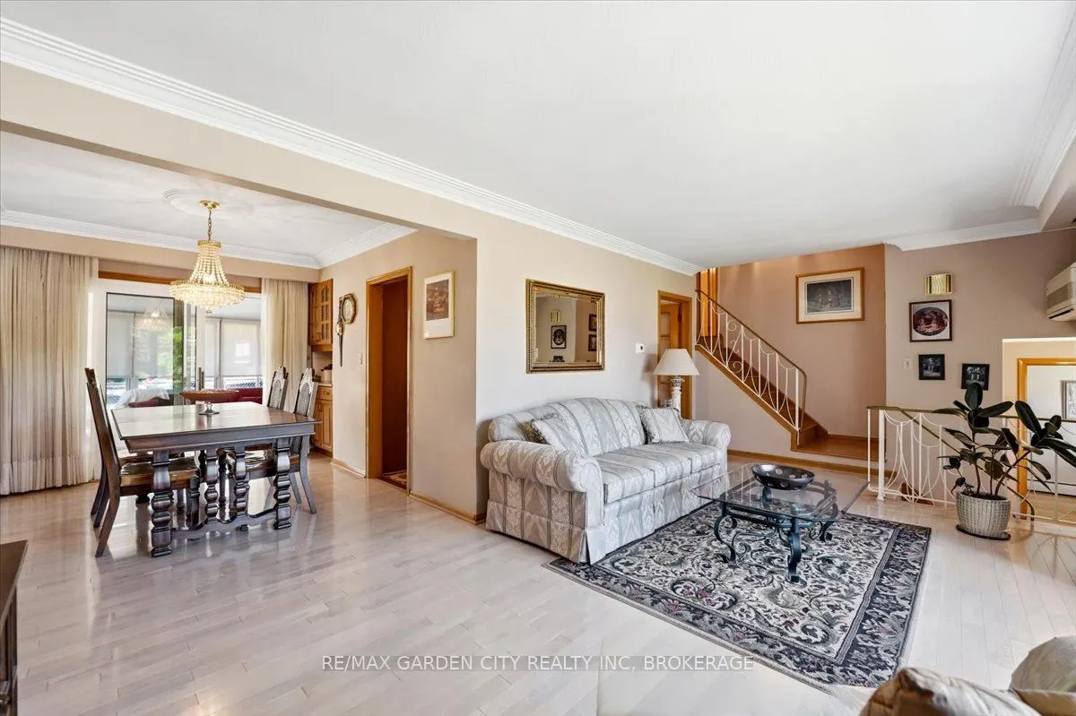 41 Albert Street W